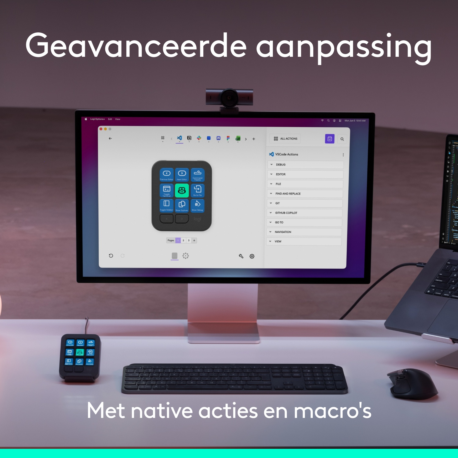 Een computeropstelling met monitor, toetsenbord, muis en een programmeerbaar macropad.