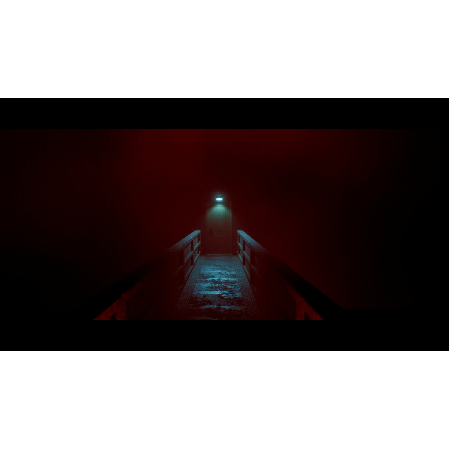 Una porta illuminata alla fine di una passerella stretta e rossastra.