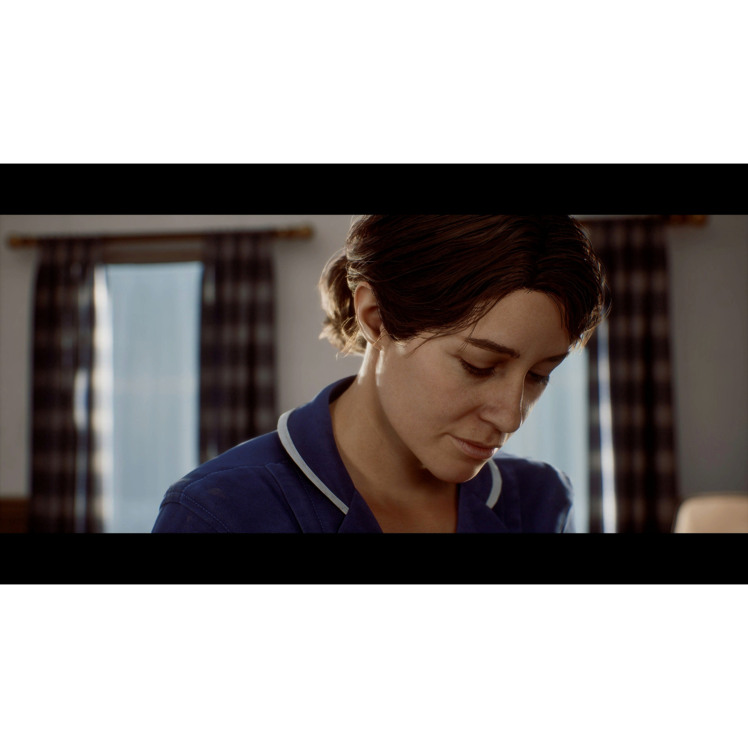 Una donna con un top blu guarda in basso all'interno.