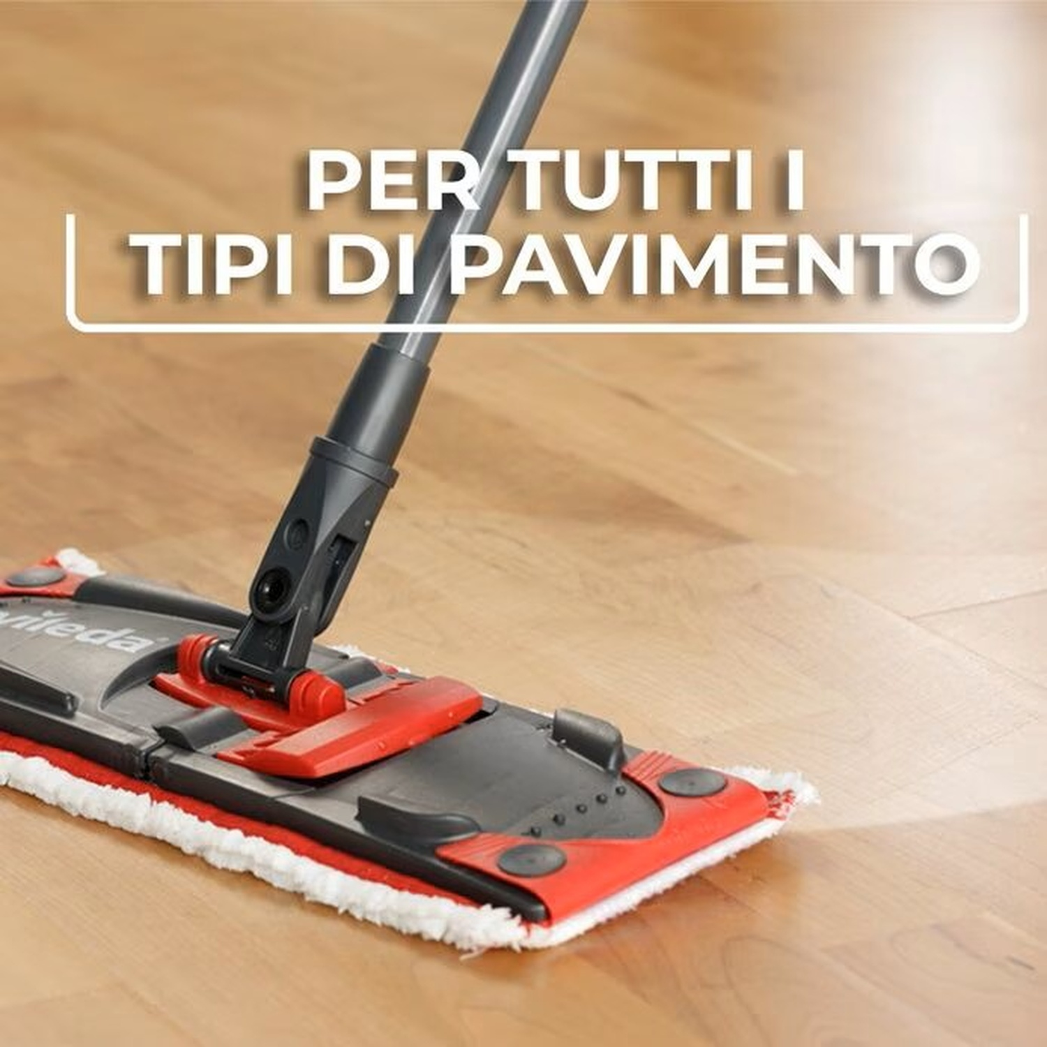 Un mocio piatto rosso e nero pulisce un pavimento in legno chiaro con testo in italiano.