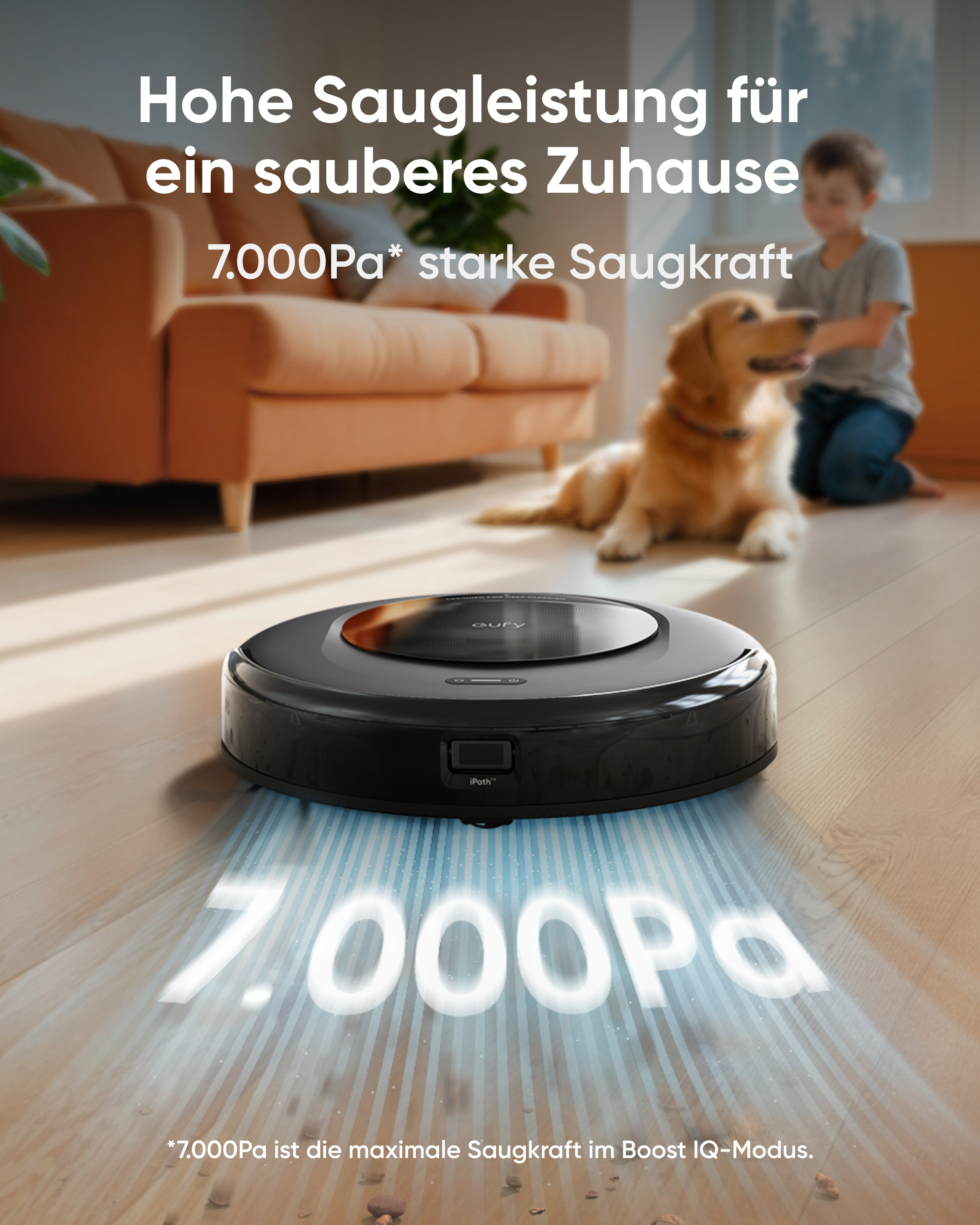 Ein schwarzer Saugroboter auf einem Holzboden, mit Hund und Kind im verschwommenen Hintergrund.
