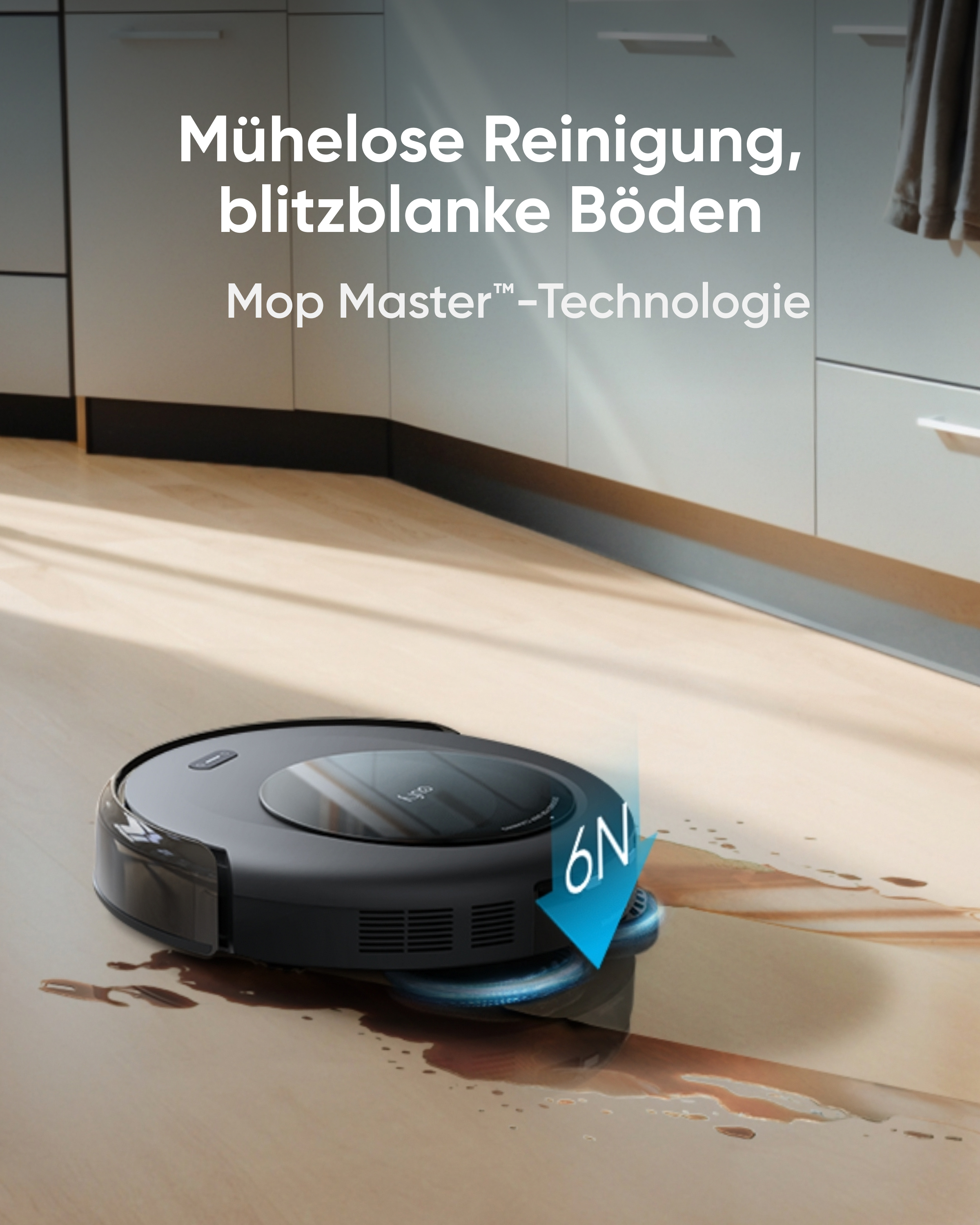 Ein schwarzer Saugroboter wischt Flecken auf einem Holzboden in einer modernen Küche.