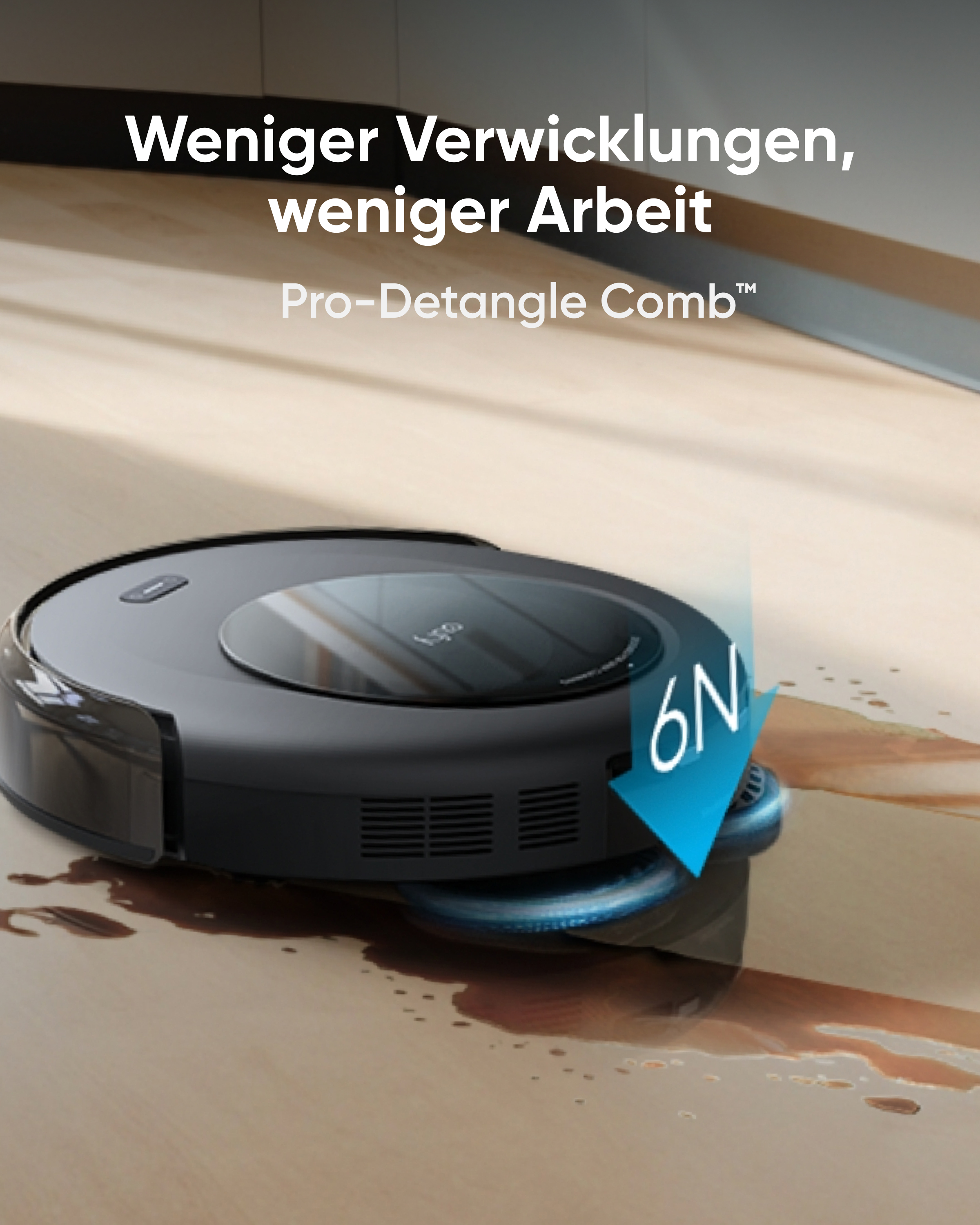 Ein schwarzer Saugroboter reinigt einen Holzboden mit einer blauen Wischmopp-Einheit.