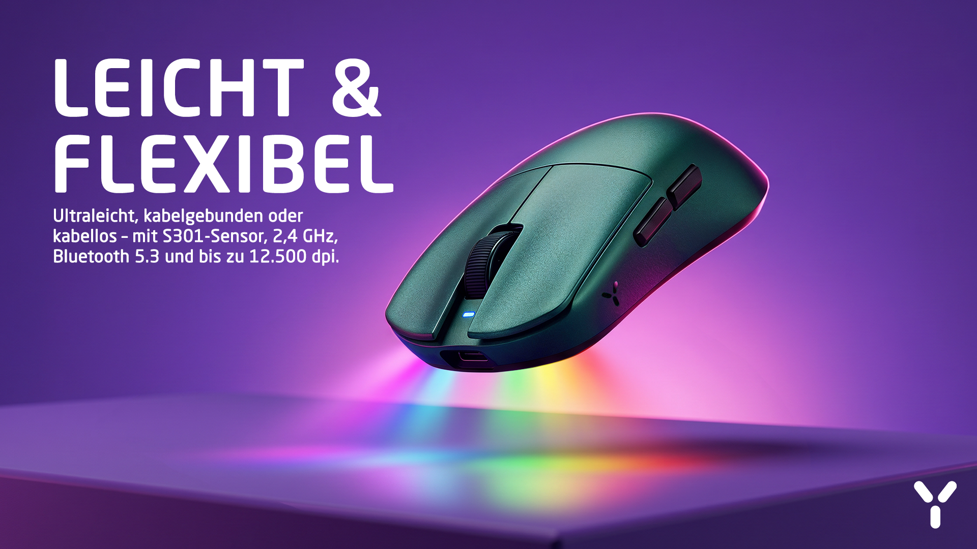 Une souris de jeu sans fil verte flotte au-dessus d'une table violette avec un éclairage arc-en-ciel.