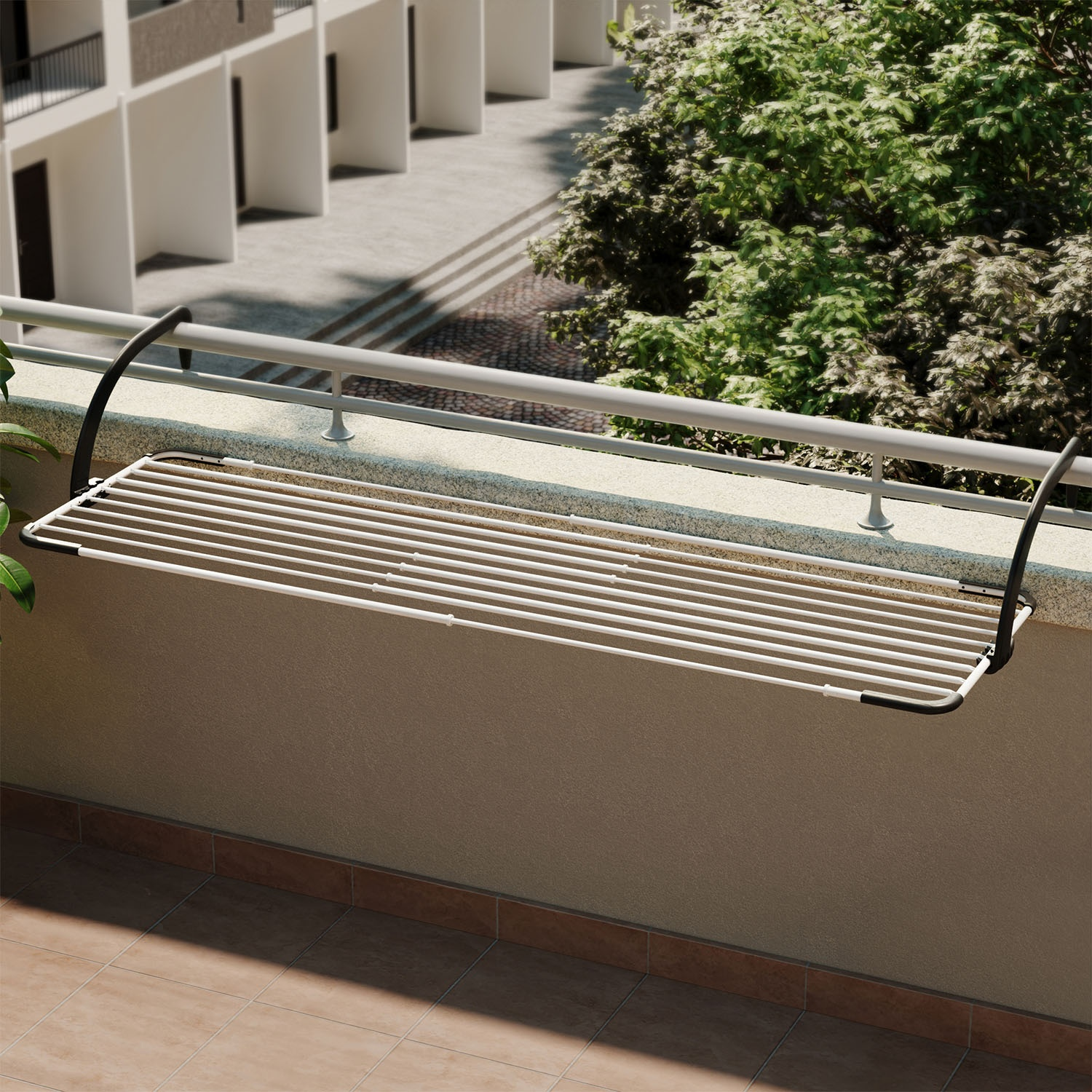 Uno stendibiancheria bianco è appeso alla ringhiera di un balcone.