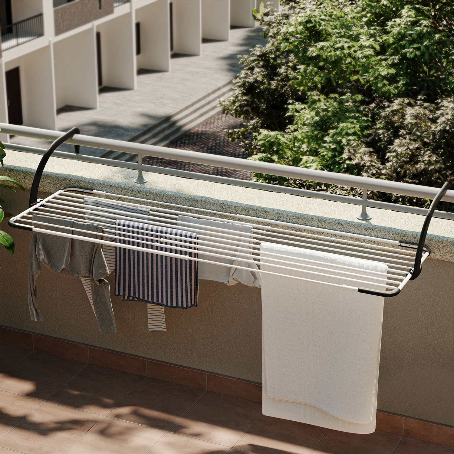 Stendibiancheria sulla ringhiera di un balcone con asciugamani appesi.