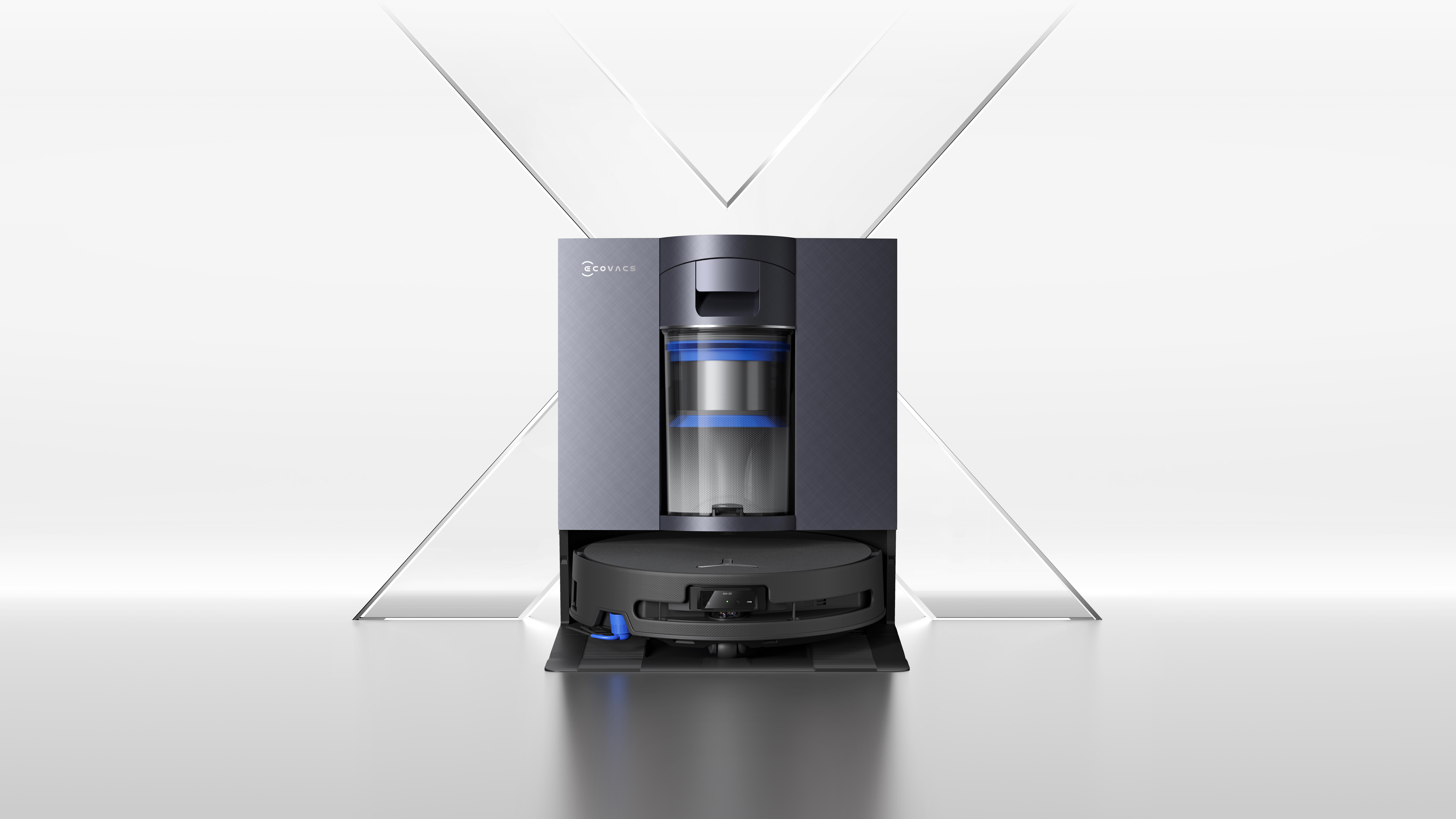 Ein grauer Ecovacs Saugroboter in seiner Ladestation vor einem minimalistischen weißen Hintergrund mit X-Muster.