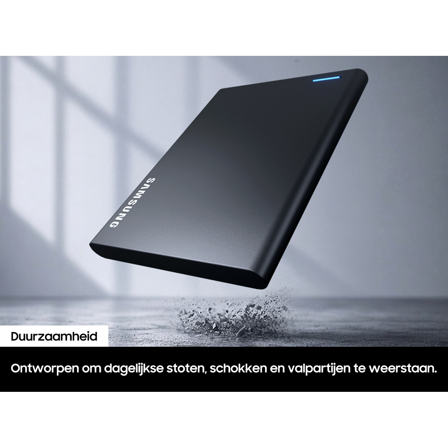 Un disque dur externe Samsung noir flotte au-dessus d'une surface fissurée avec du texte en néerlandais.