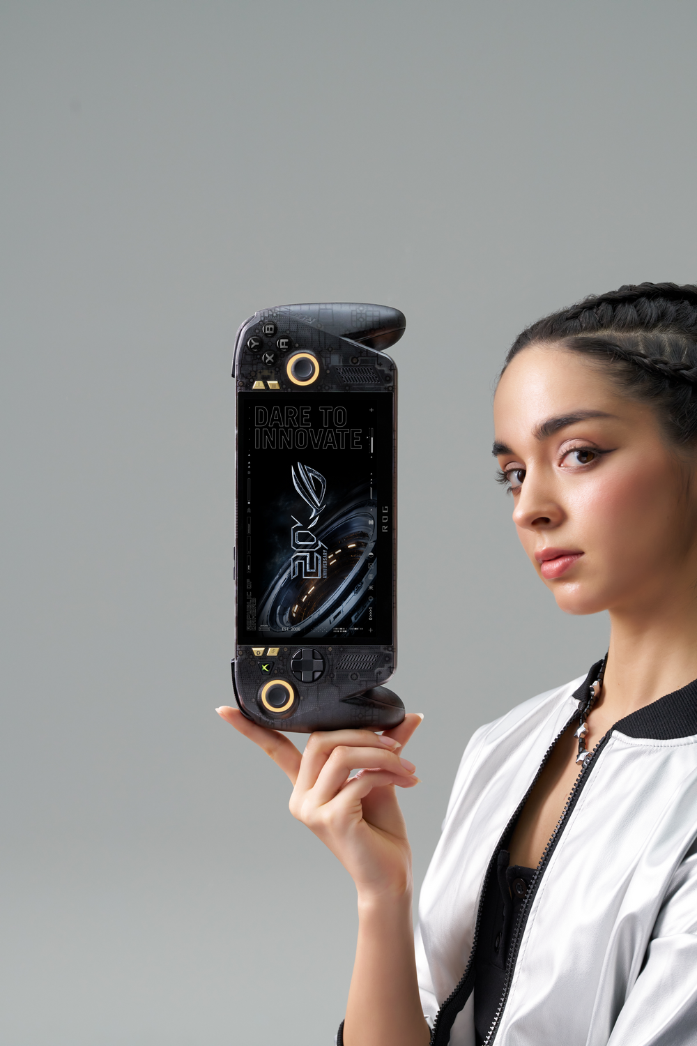 Una mujer con chaqueta blanca sostiene una consola ROG Ally.