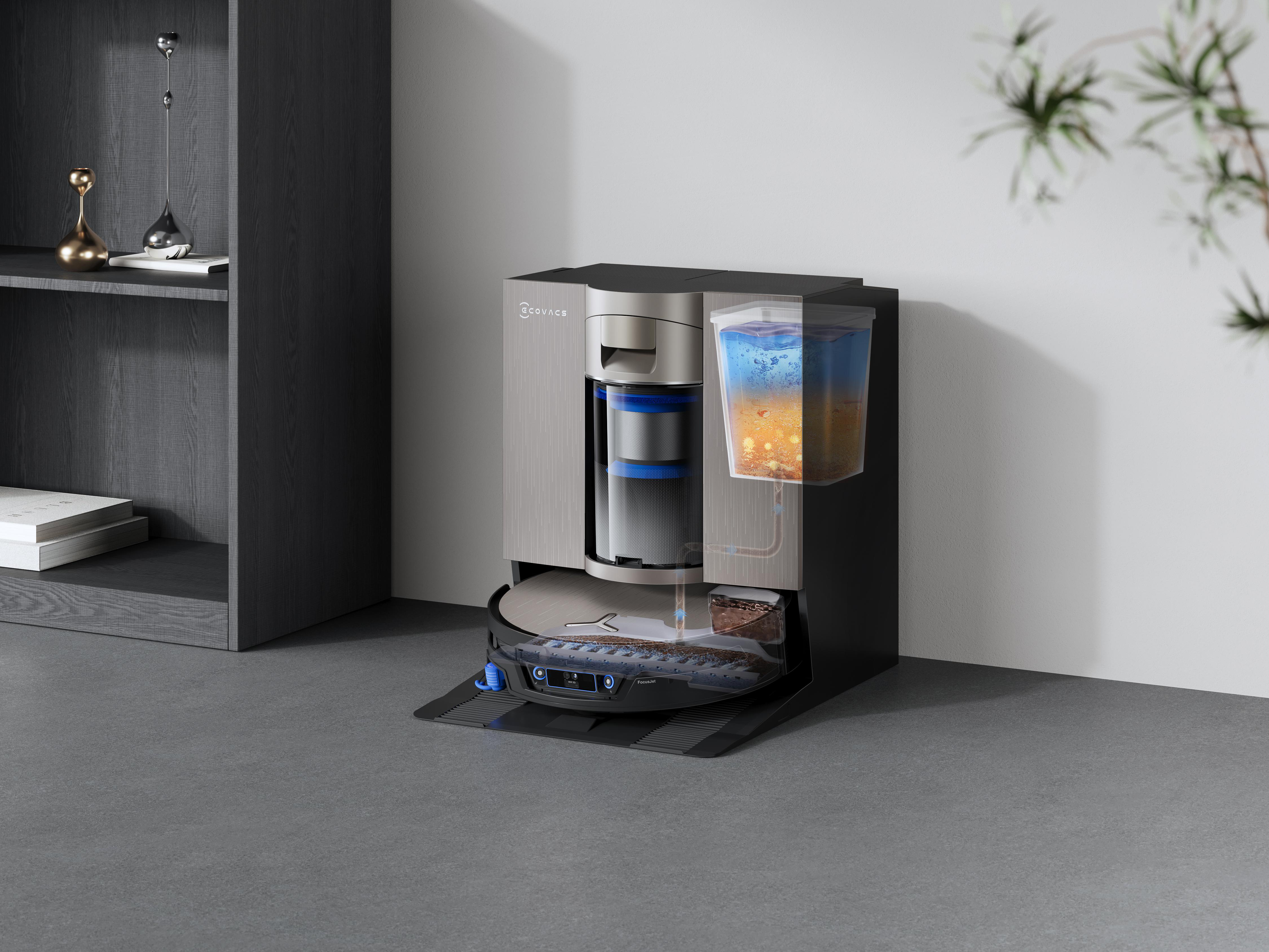 Roboterstaubsauger in einer silbernen und schwarzen Ladestation in einem modernen Zimmer mit grauen Wänden.