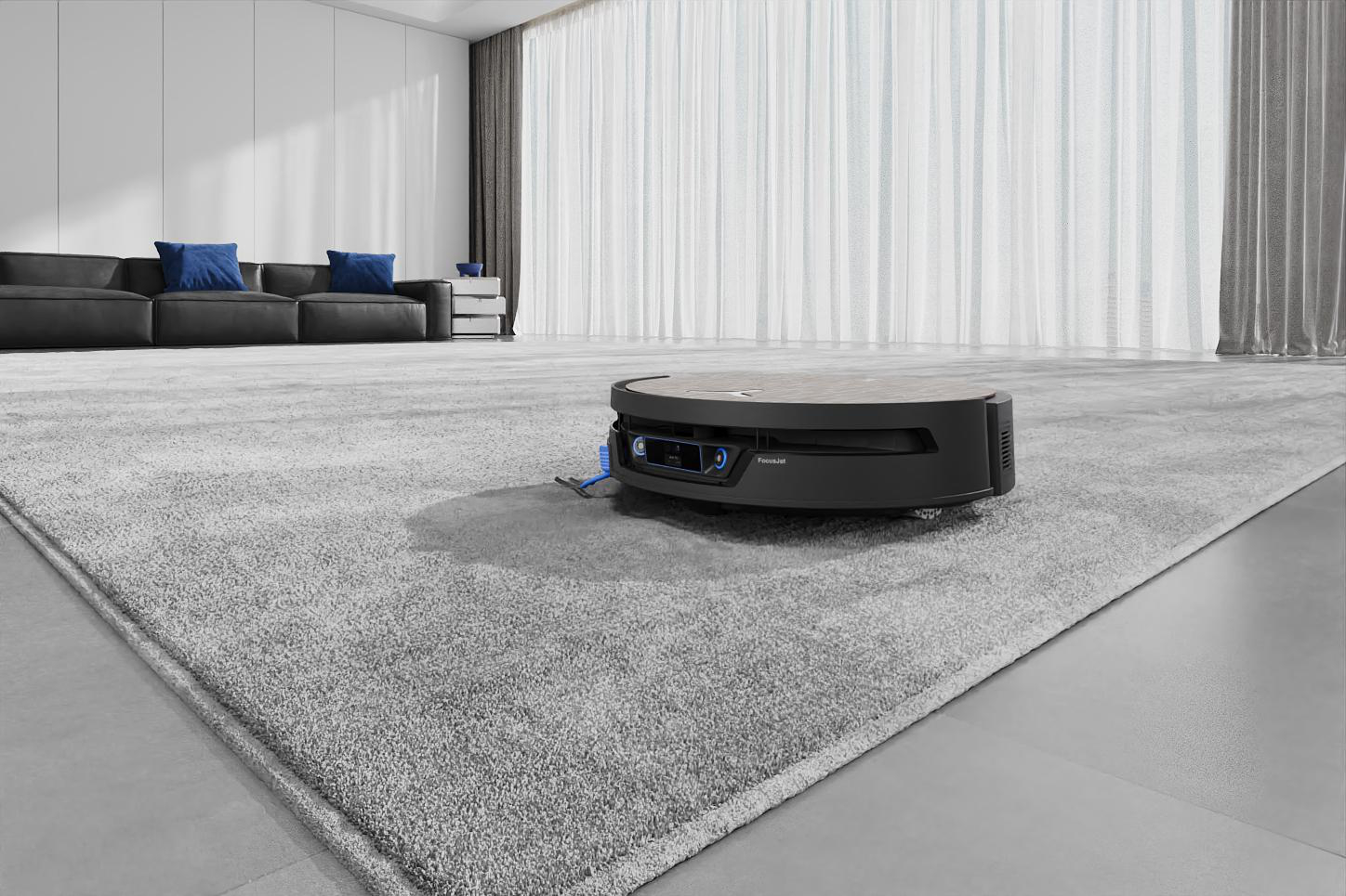 Ein schwarzer Saugroboter reinigt einen grauen Teppich in einem modernen Wohnzimmer mit großen Vorhängen.