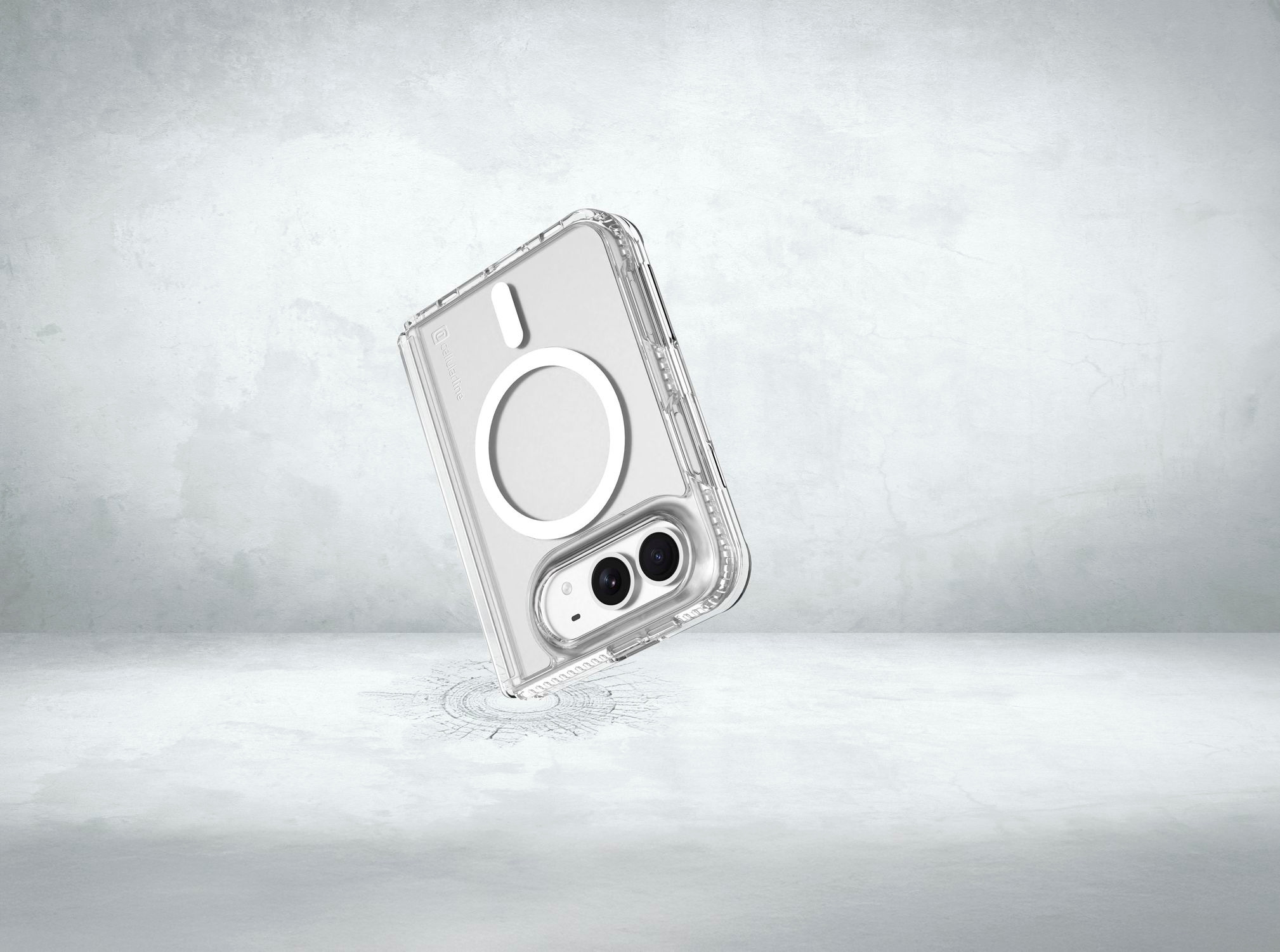 Una funda de móvil transparente con anillo MagSafe flota sobre fondo gris.