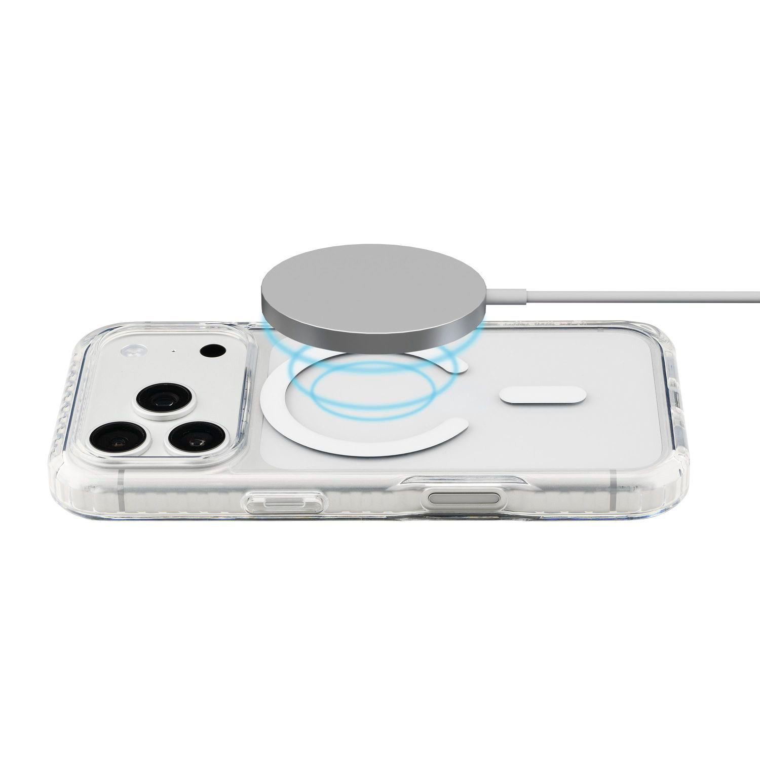 Un teléfono inteligente en una funda transparente se carga de forma inalámbrica con un cargador plateado redondo.