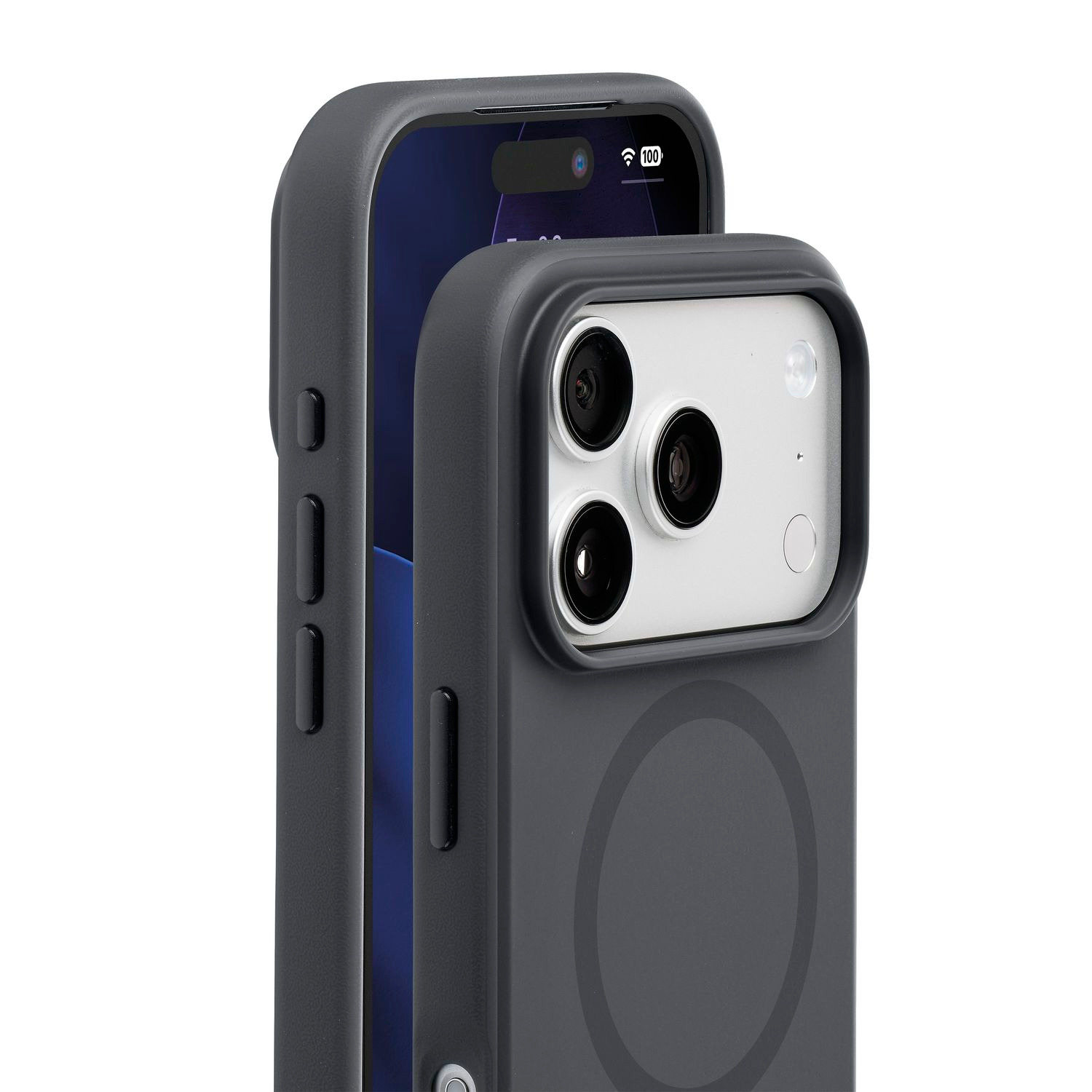 Un teléfono gris en una funda protectora que muestra lentes de cámara y botones laterales.