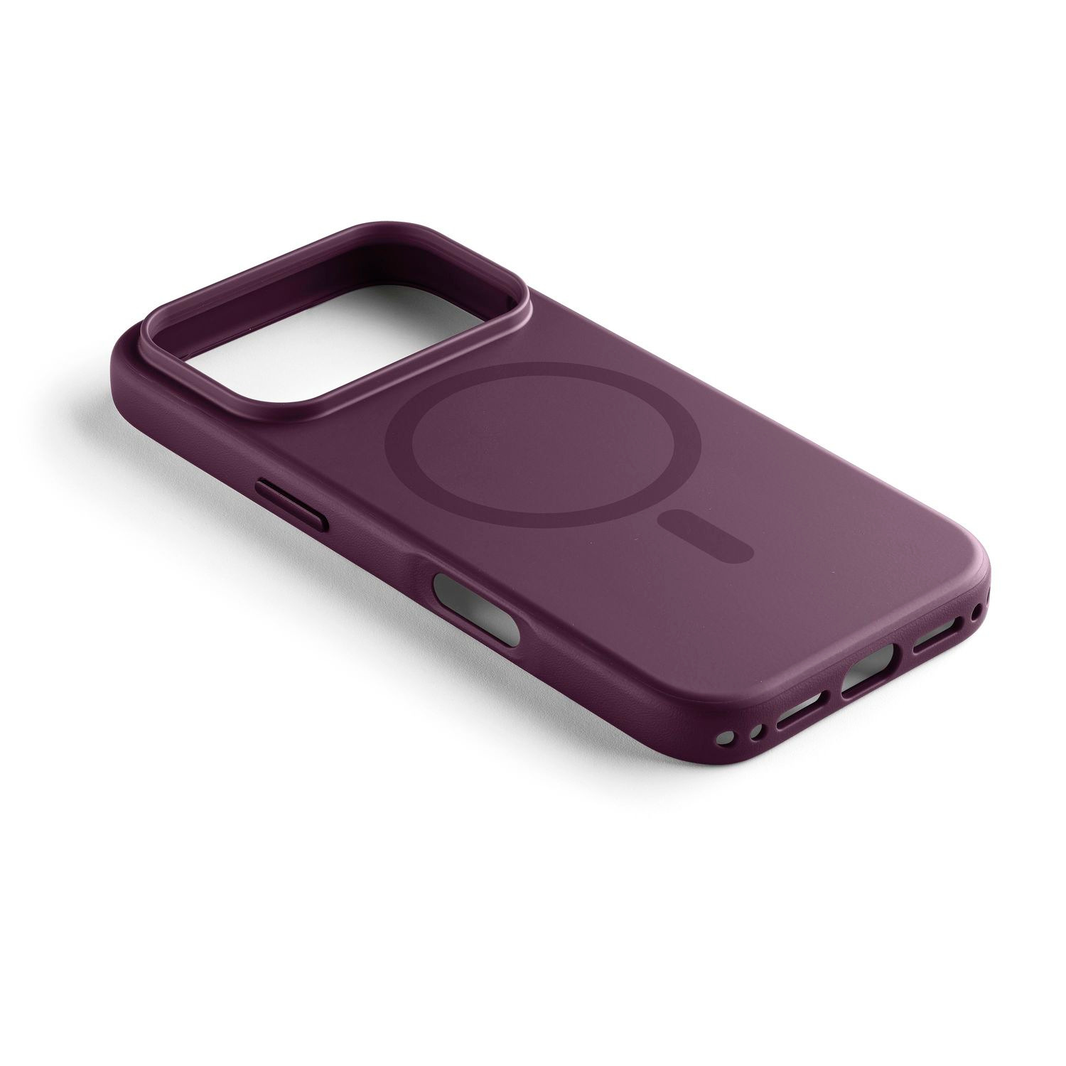 Una funda de smartphone morada oscura con anillo MagSafe yace en diagonal sobre fondo blanco.