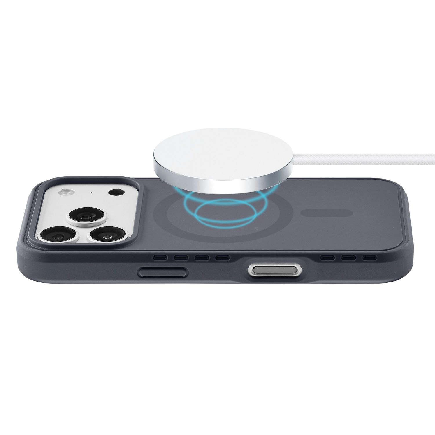Un teléfono inteligente en una funda protectora se carga de forma inalámbrica con un cargador blanco.