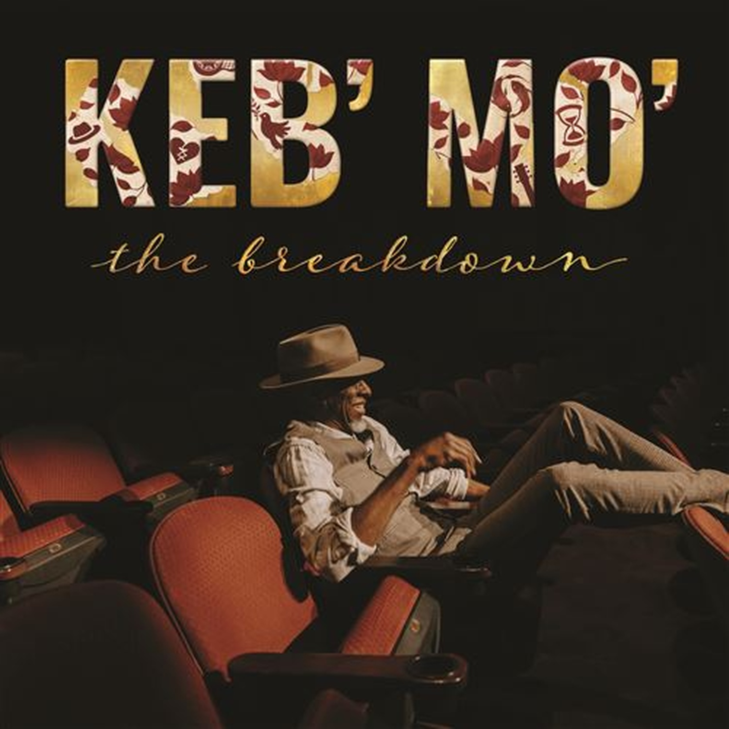 Un homme au chapeau se penche dans un siège de cinéma sombre. Texte en haut : Keb' Mo' The Breakdown.