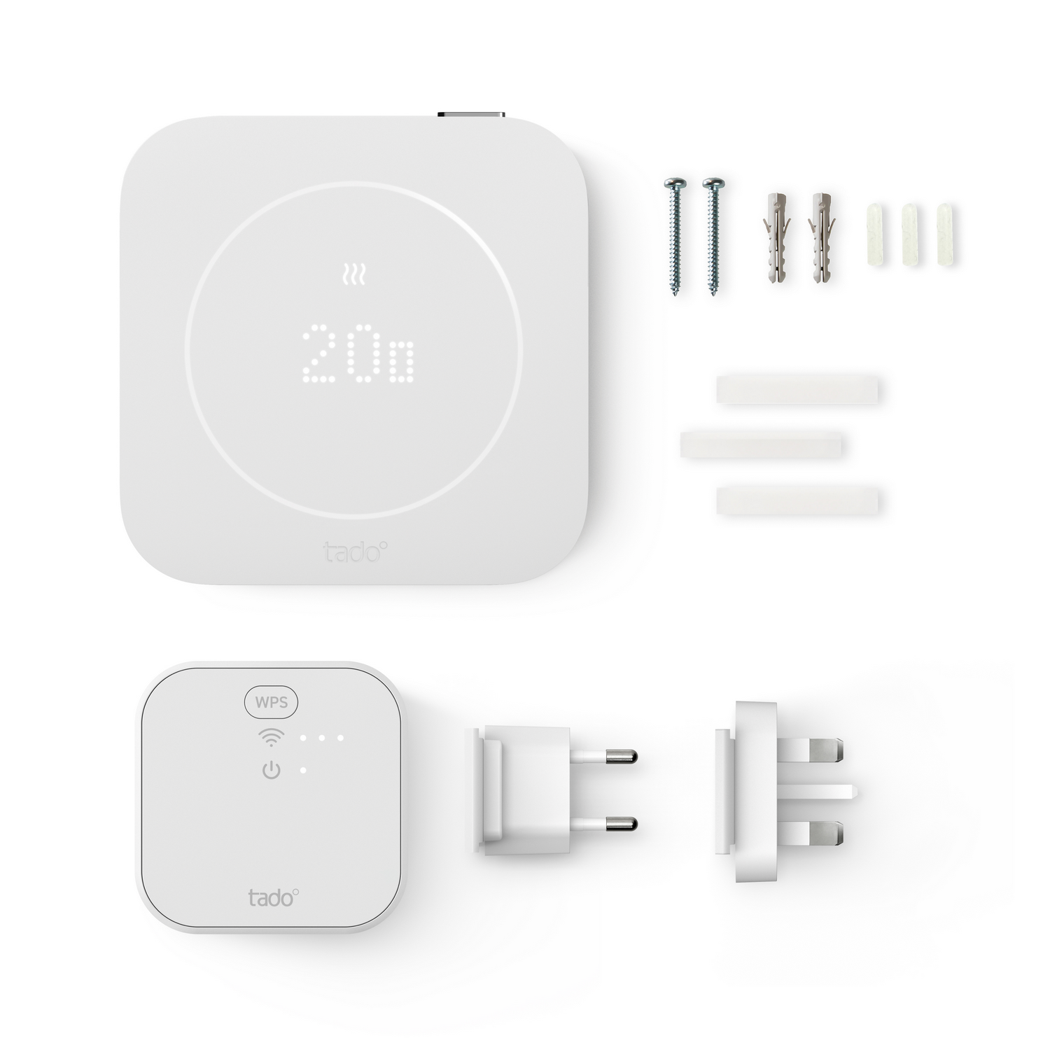 Termostato inteligente Tado blanco con accesorios, tornillos, adaptador de corriente y adaptadores de enchufe.
