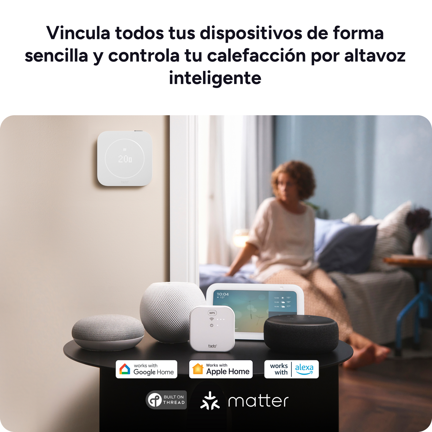 Dispositivos inteligentes como altavoces y termostato en una mesa.