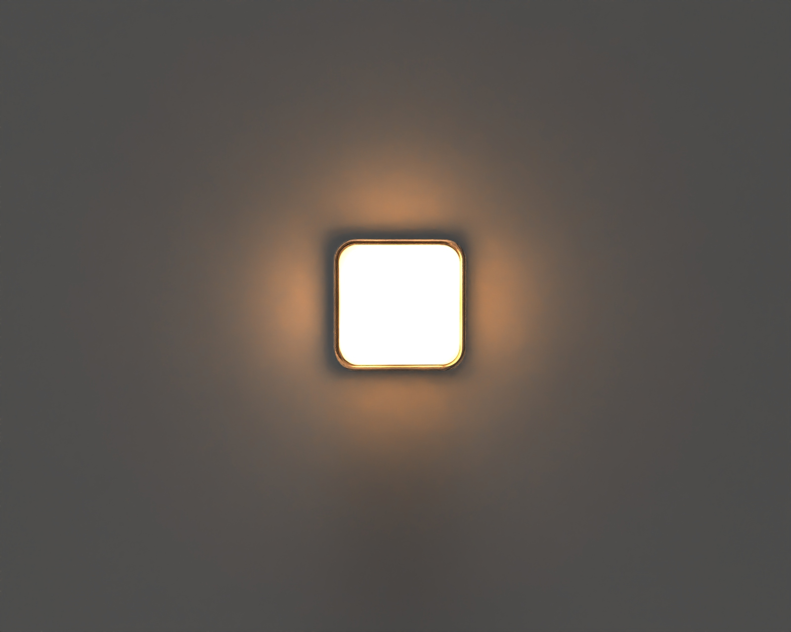 Eine quadratische Wandleuchte leuchtet warm an einer grauen Wand.
