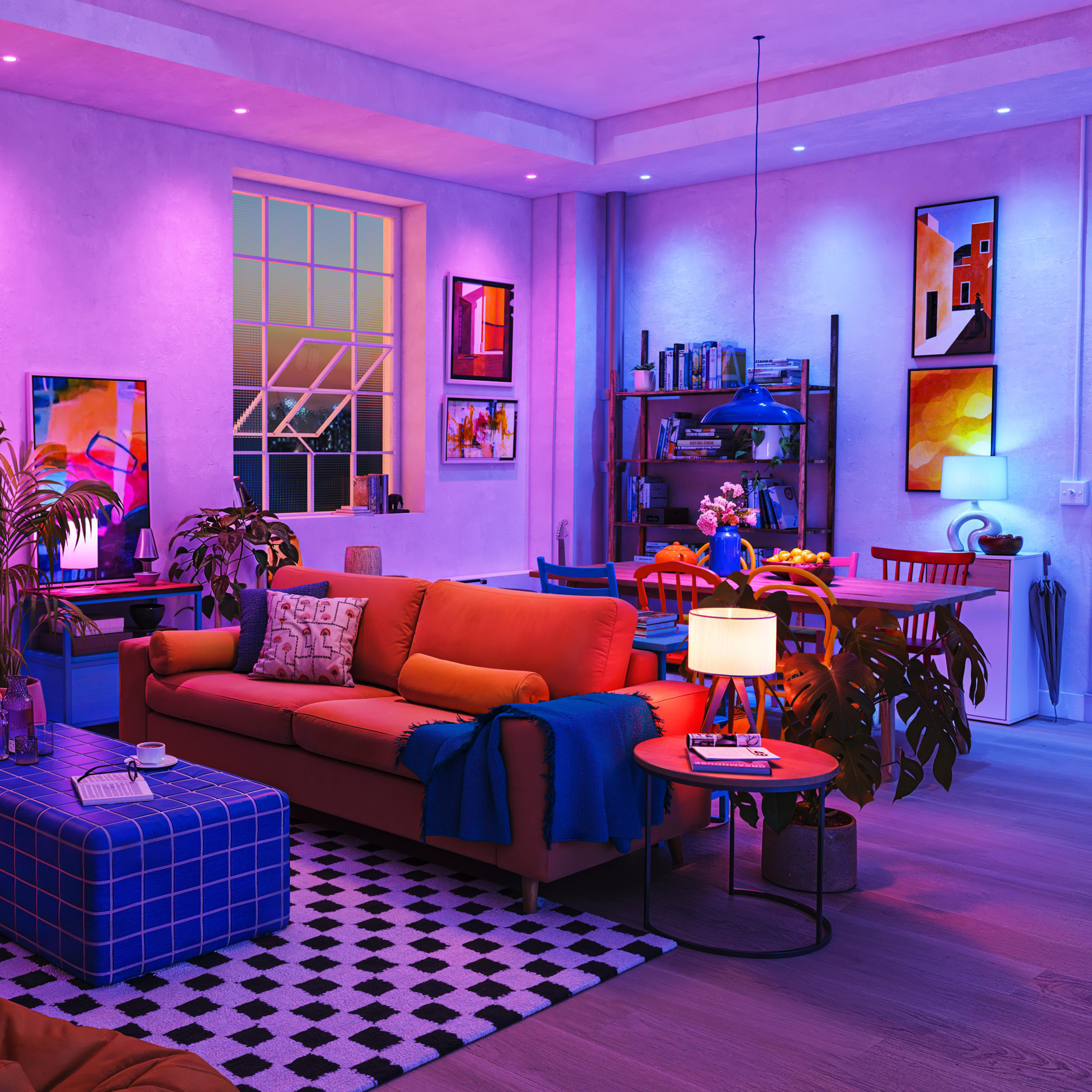 Wohnzimmer mit orangefarbenem Sofa, blauem Hocker, Holztisch, Pflanzen und bunten Bildern im Neonlicht.