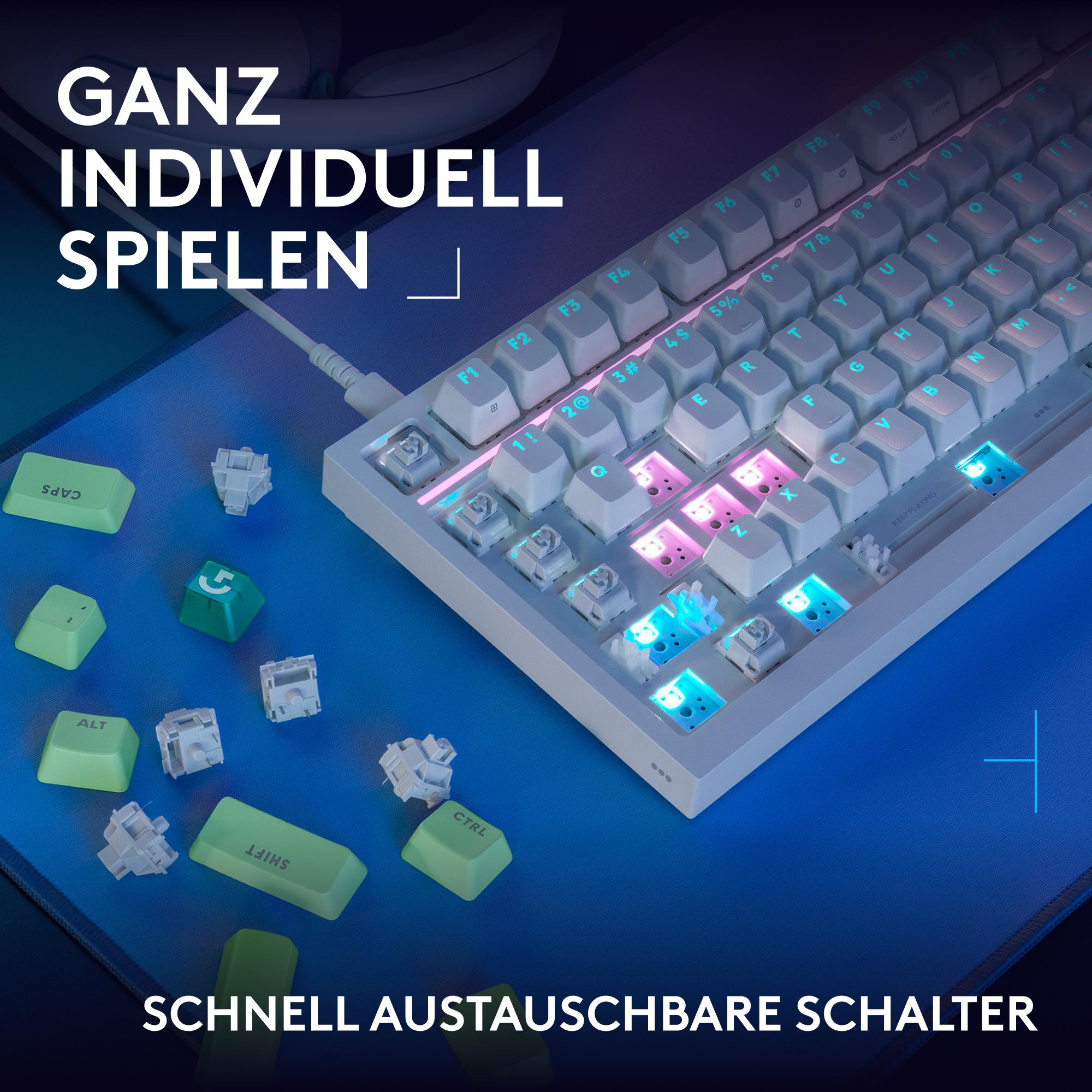 Eine weiße Gaming-Tastatur auf blauem Untergrund mit austauschbaren Schaltern und Tasten.