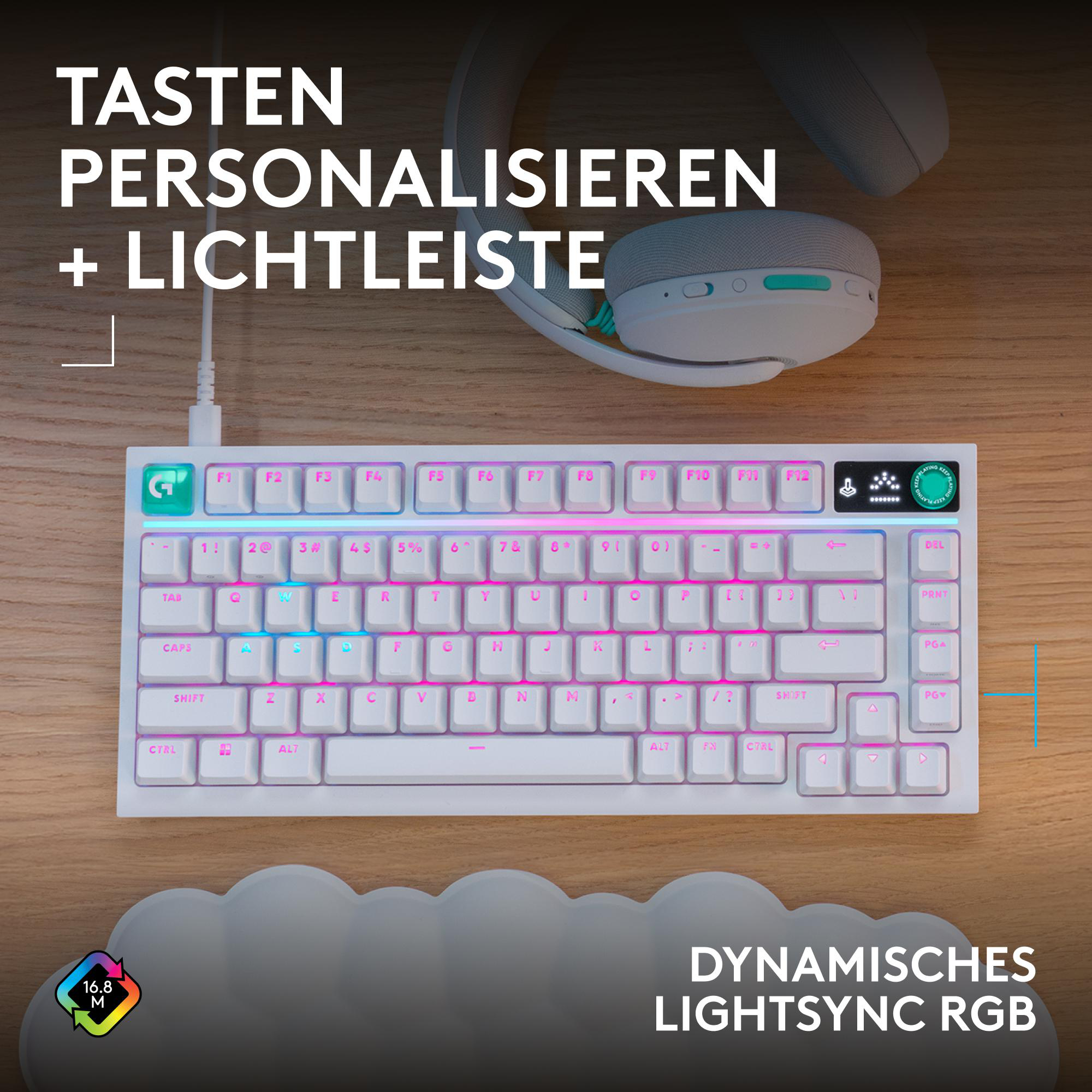 Eine weiße RGB-Tastatur und Kopfhörer auf einem Holztisch mit deutschem Text.