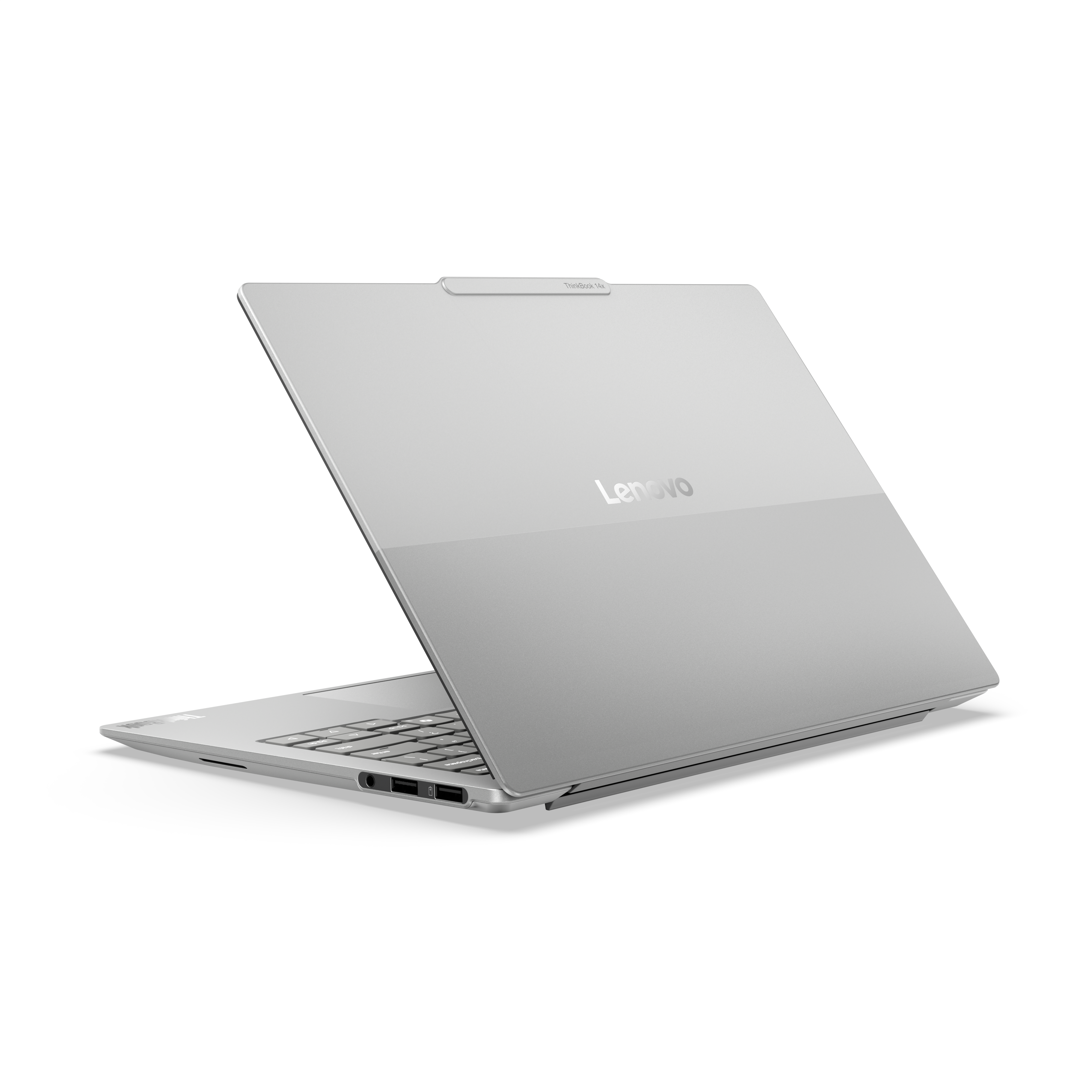 Ein silberner Lenovo Laptop steht halb geöffnet auf weißem Hintergrund und zeigt das Firmenlogo.