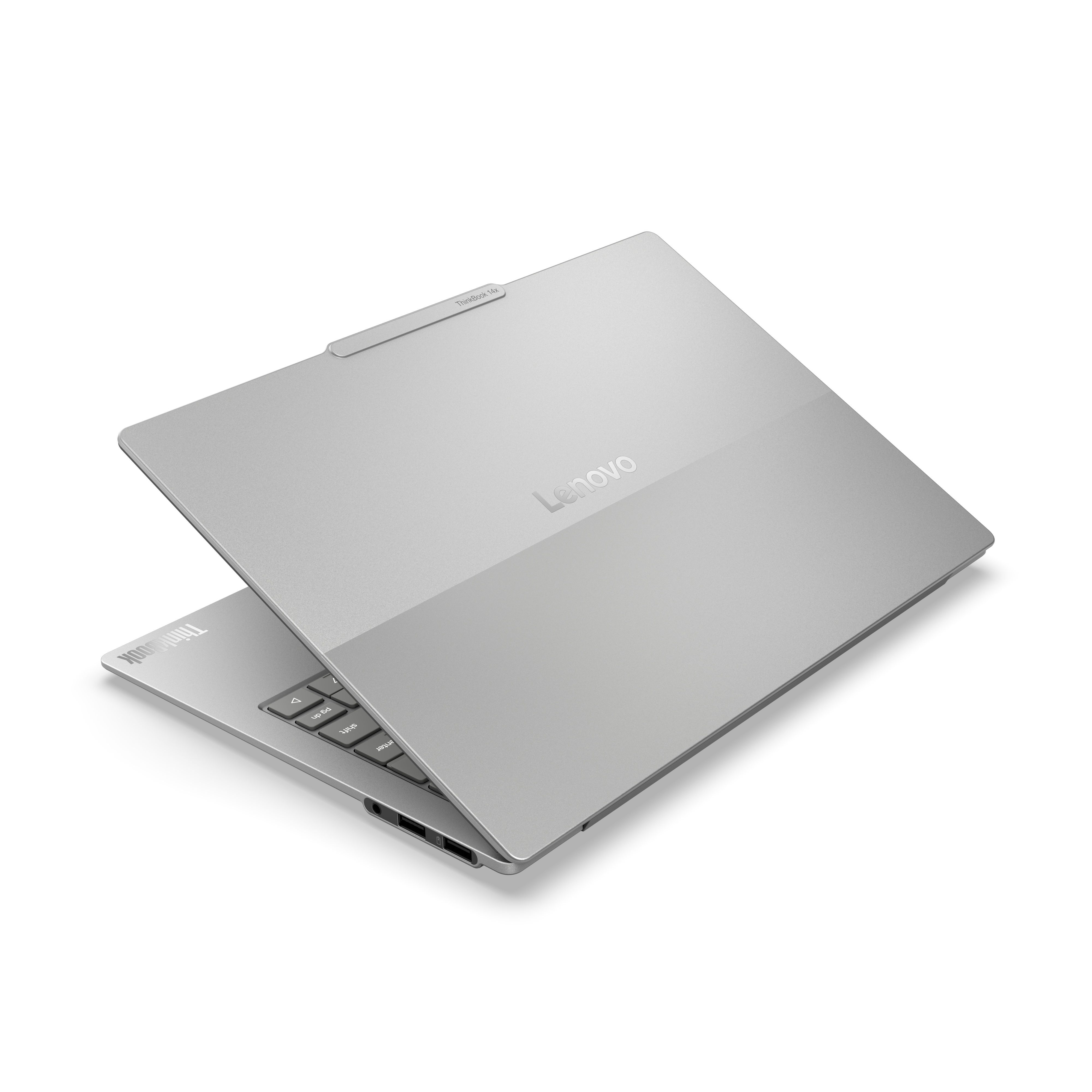 Ein silberner Lenovo ThinkBook Laptop ist leicht geöffnet auf einer weißen Oberfläche dargestellt.