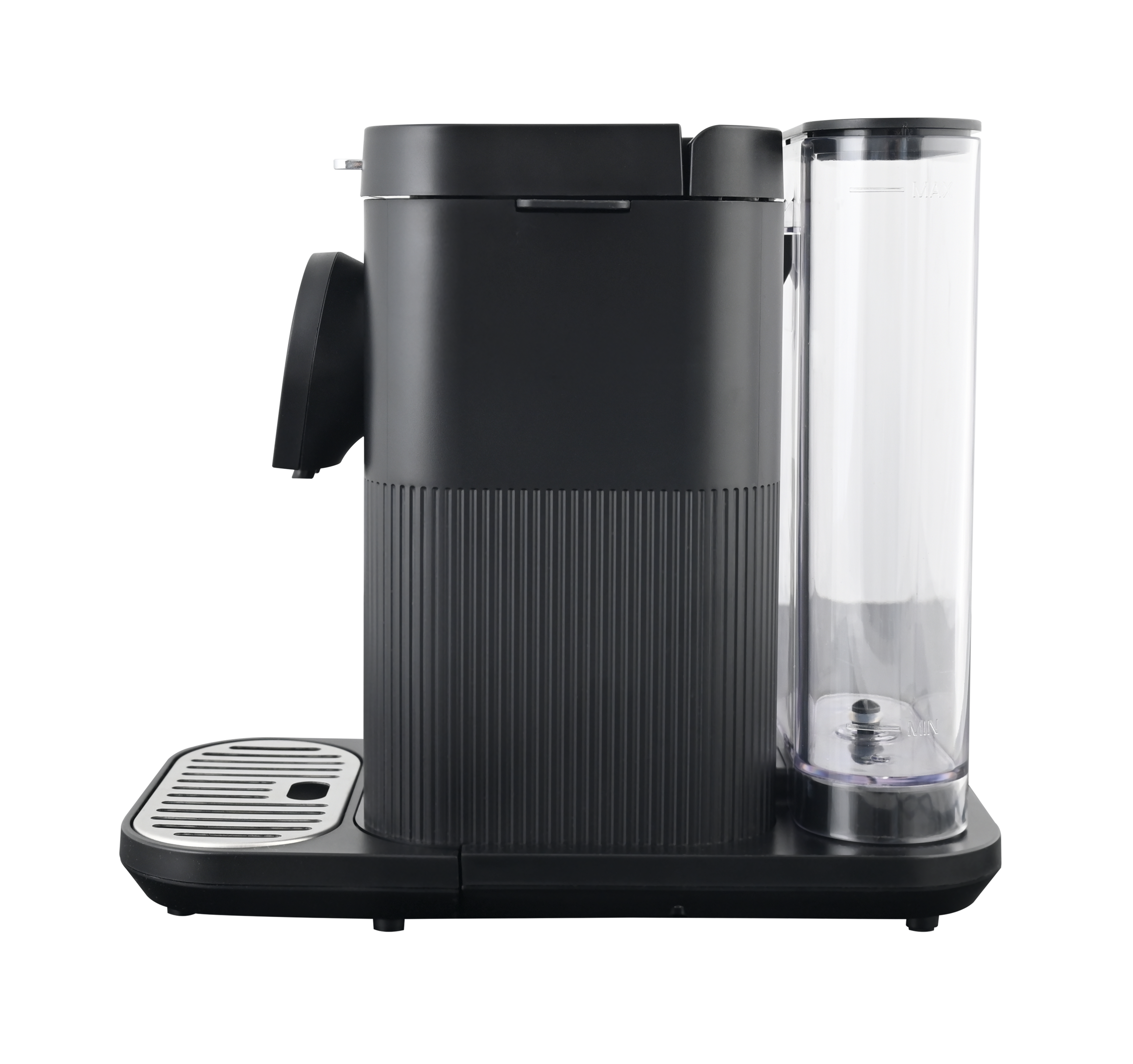Eine schwarze Kaffeemaschine mit einem klaren Wassertank und einem silbernen Abtropfgitter auf schwarzem Hintergrund.