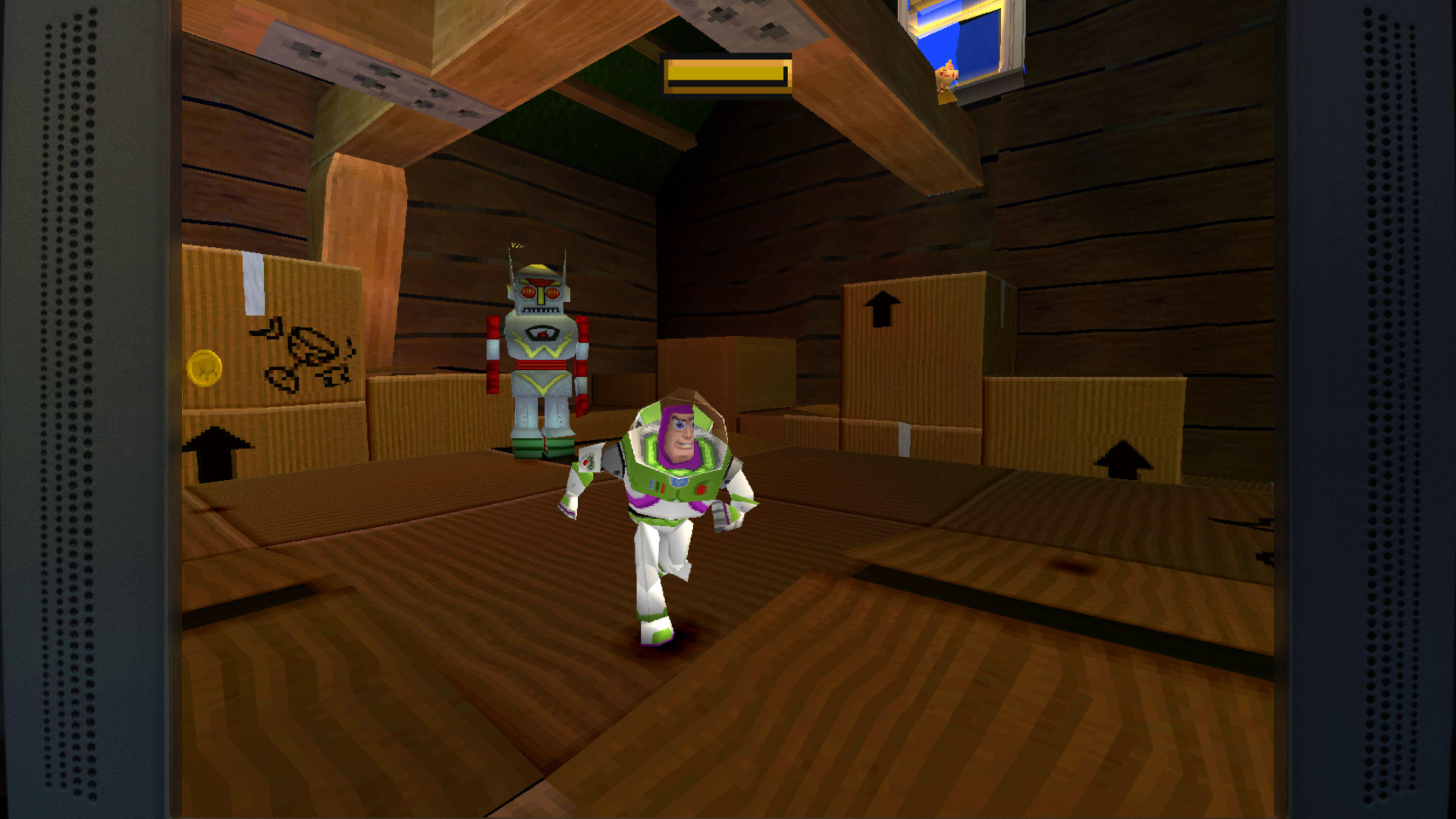 Buzz Lightyear rennt in einem holzverkleideten Raum mit Kartons und einem Roboter.