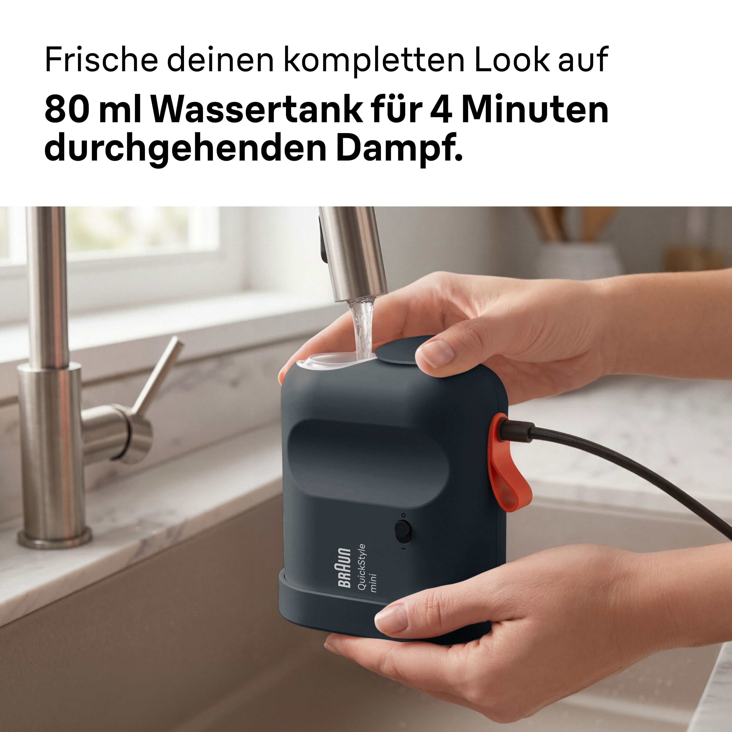Eine Person füllt einen dunkelblauen Braun QuickStyle mini Handdampfer mit Wasser aus einem Küchenhahn.