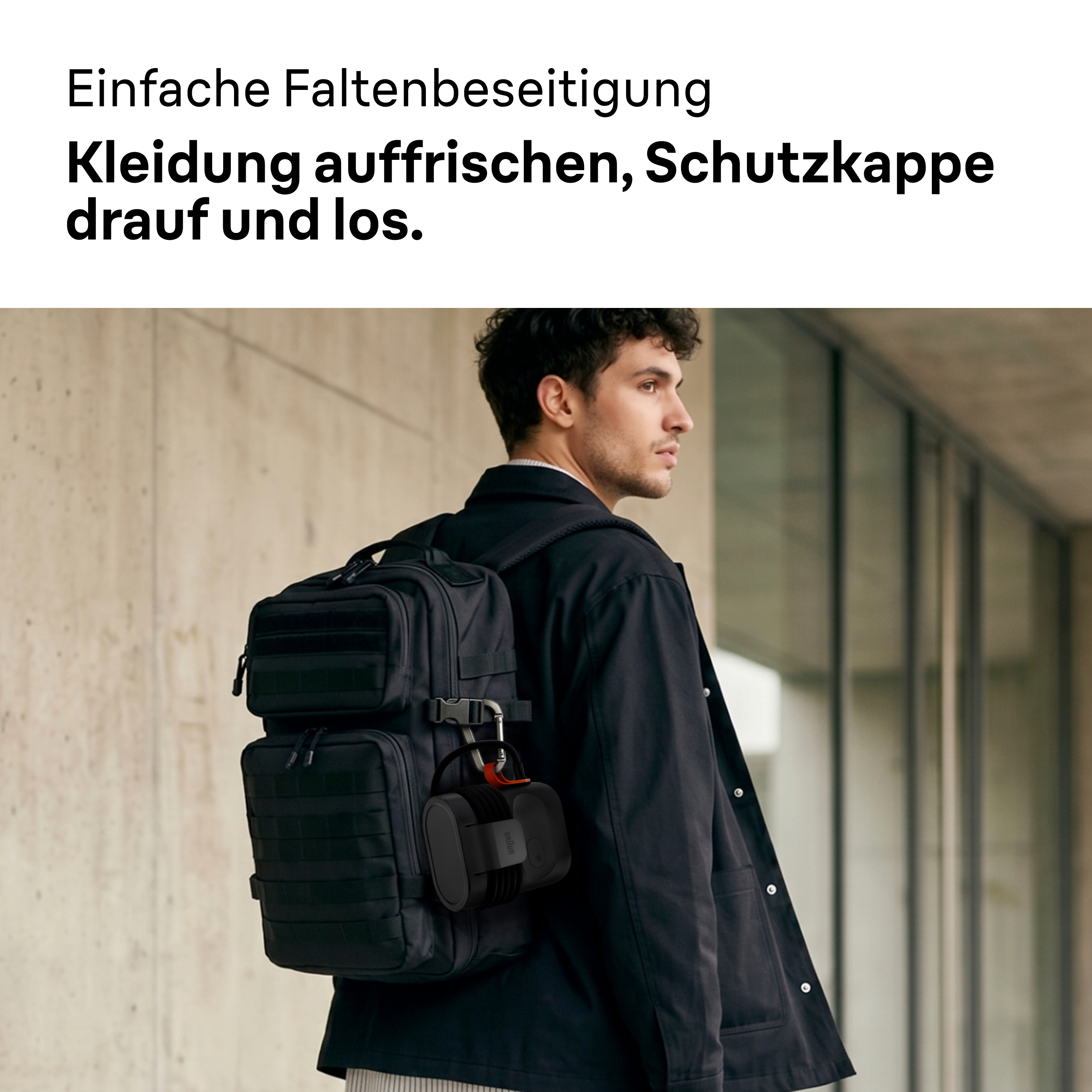 Ein Mann mit schwarzer Jacke und Rucksack steht draußen mit deutschem Text oben.