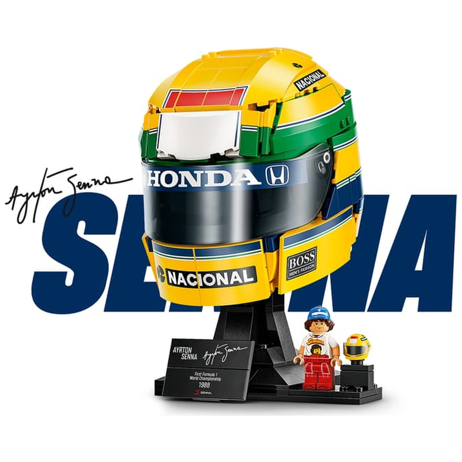 Un casque de course LEGO jaune, vert et bleu sur un support avec une figurine d'Ayrton Senna.