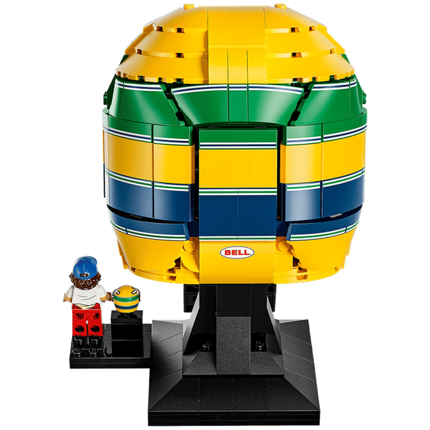 Casque de course Lego jaune, vert et bleu sur un support noir avec figurine.