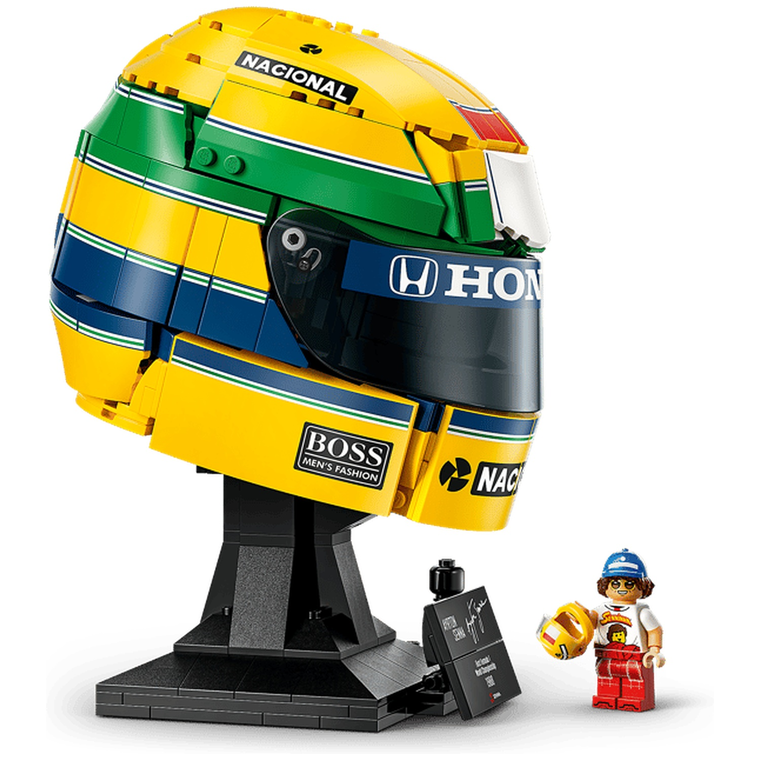 Un modèle Lego du casque de course jaune, vert et bleu d'Ayrton Senna sur un support noir avec une figurine.