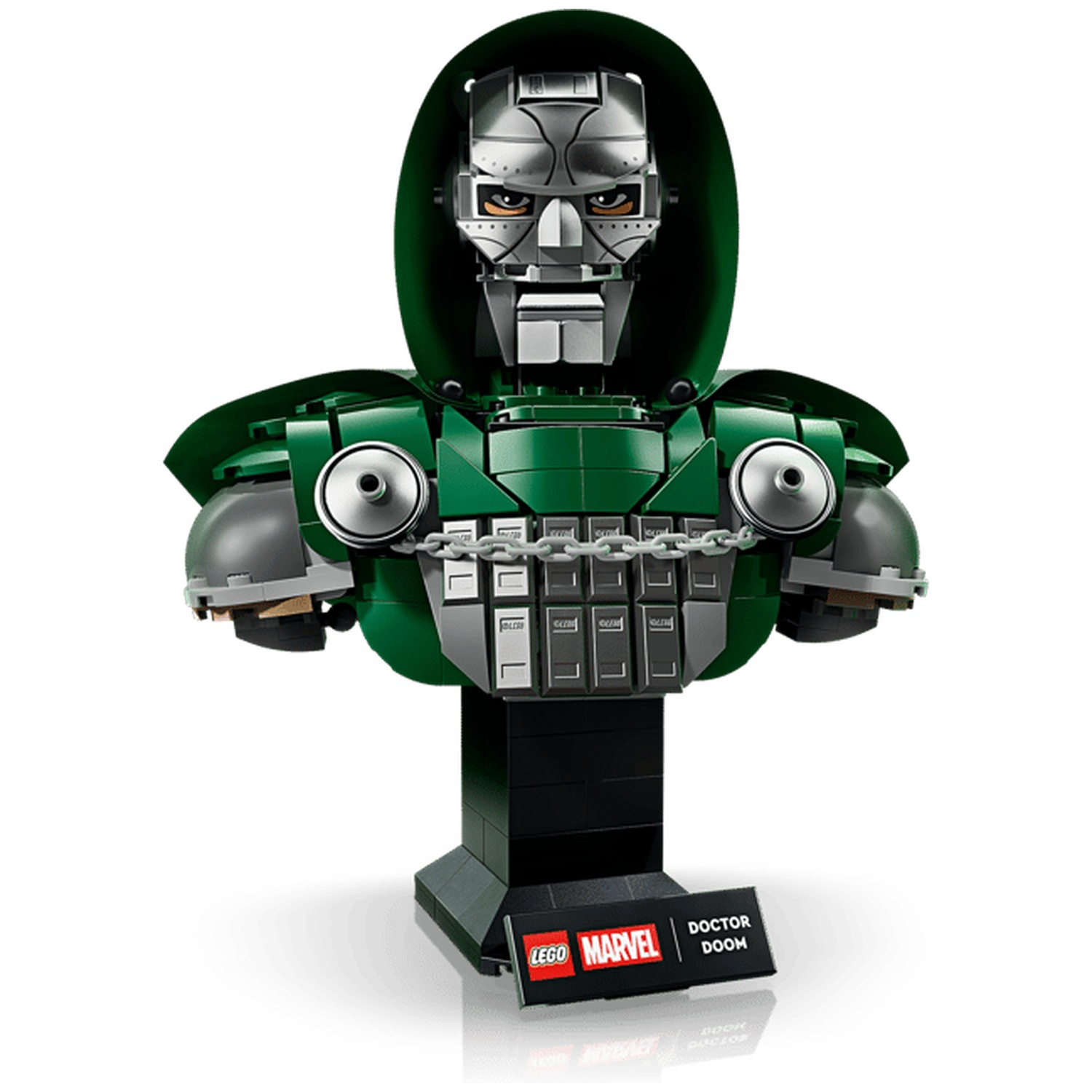 Buste Lego Doctor Doom en vert et gris avec chaîne, sur socle noir avec un panneau LEGO Marvel Doctor Doom.