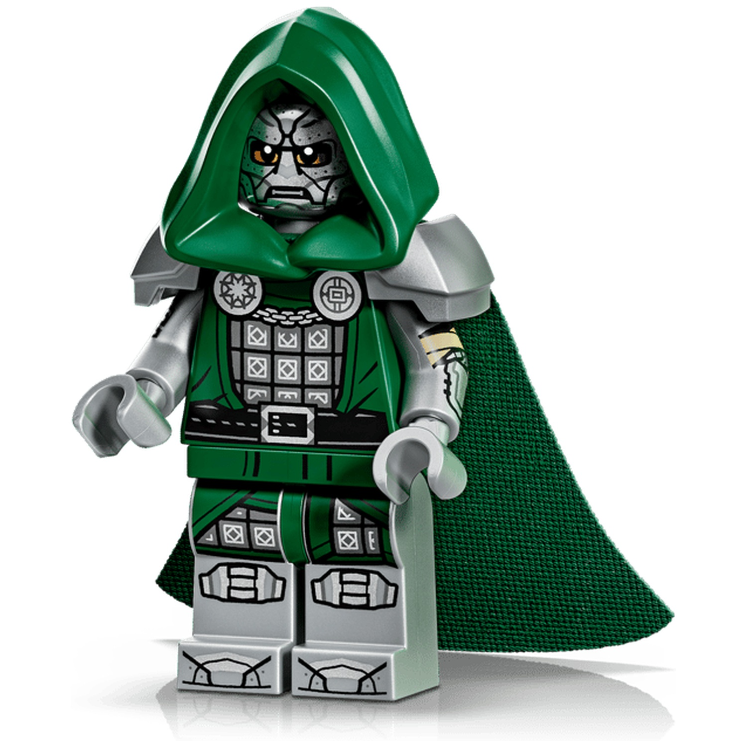 Une figurine LEGO de Docteur Doom avec tunique verte, capuche, cape, armure argentée et masque en métal sur fond blanc.