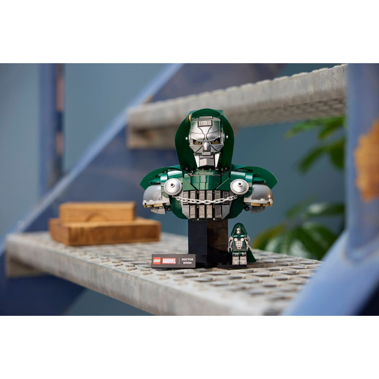 Buste Lego Marvel Doctor Doom avec figurine sur un escalier.