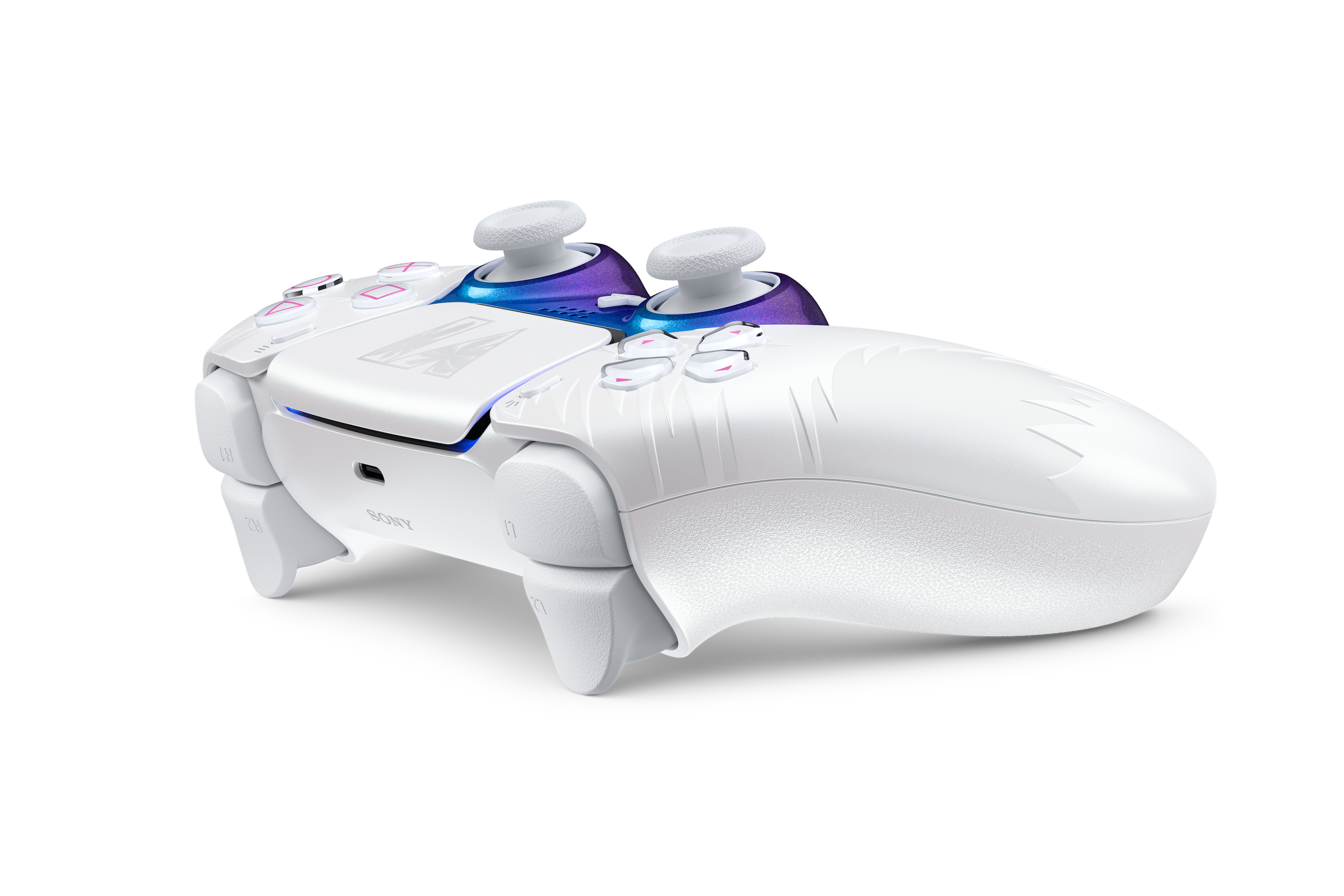 Ein weißer PlayStation-Controller mit blauen und lila Metallic-Akzenten und gravierten Details.