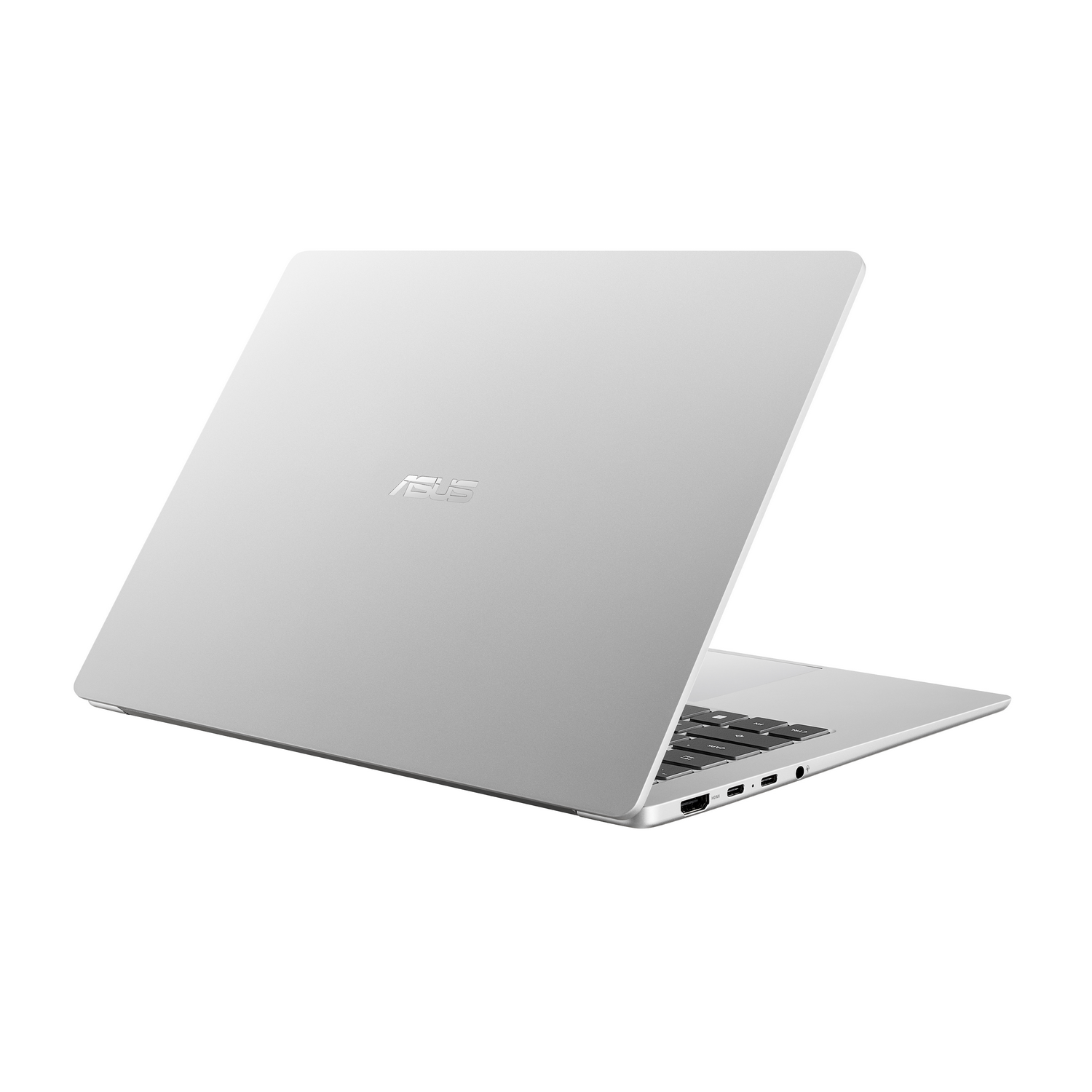 Un portátil ASUS plateado sobre superficie blanca muestra su parte trasera cerrada con el logotipo y los puertos.