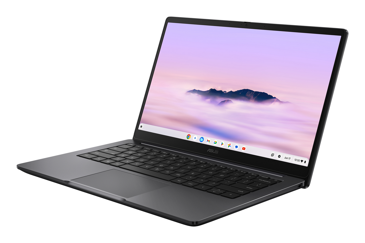 Un Chromebook Asus negro abierto muestra un fondo de pantalla de montaña sobre un fondo blanco.