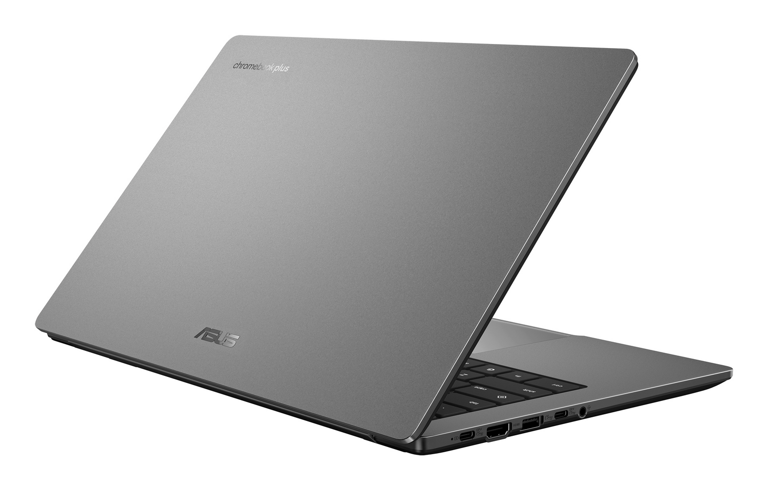 Un portátil gris ASUS Chromebook Plus cerrado sobre una superficie blanca, mostrando puertos laterales.
