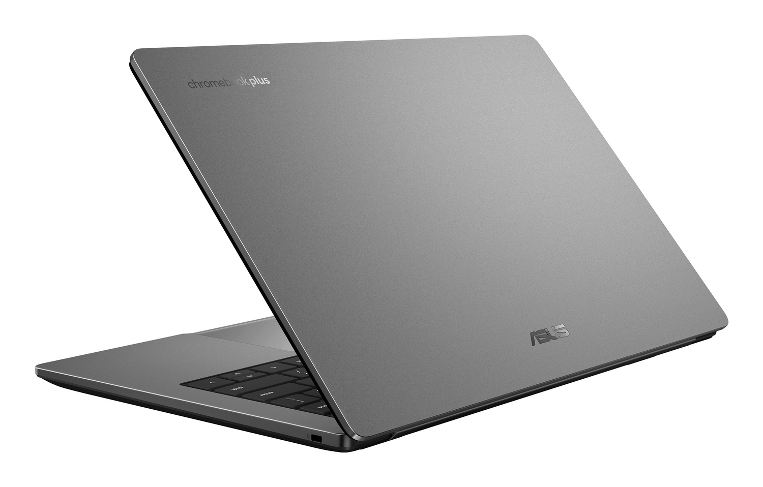 Un portátil gris ASUS Chromebook Plus está ligeramente abierto sobre fondo blanco.