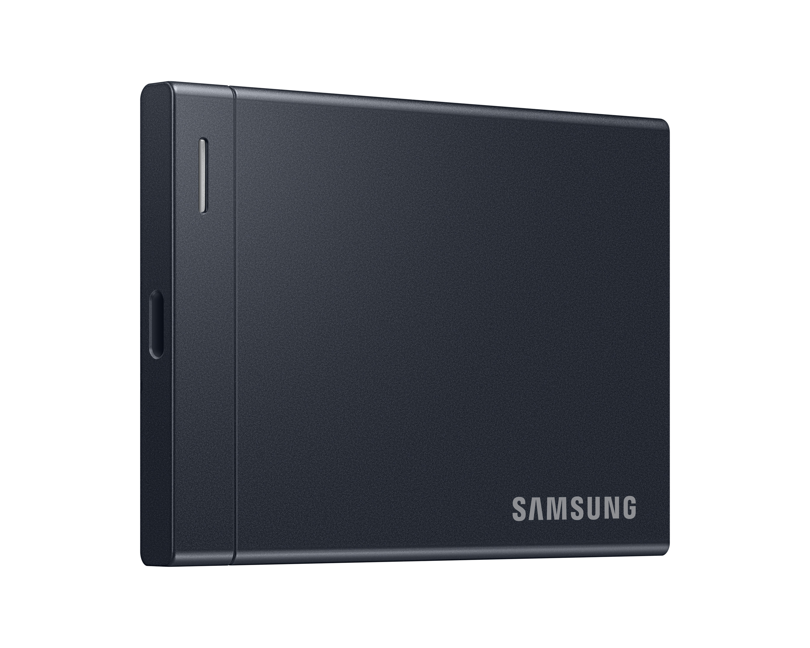 Eine schwarze Samsung SSD mit einem USB-Anschluss und einer LED-Anzeige auf einer weißen Oberfläche.