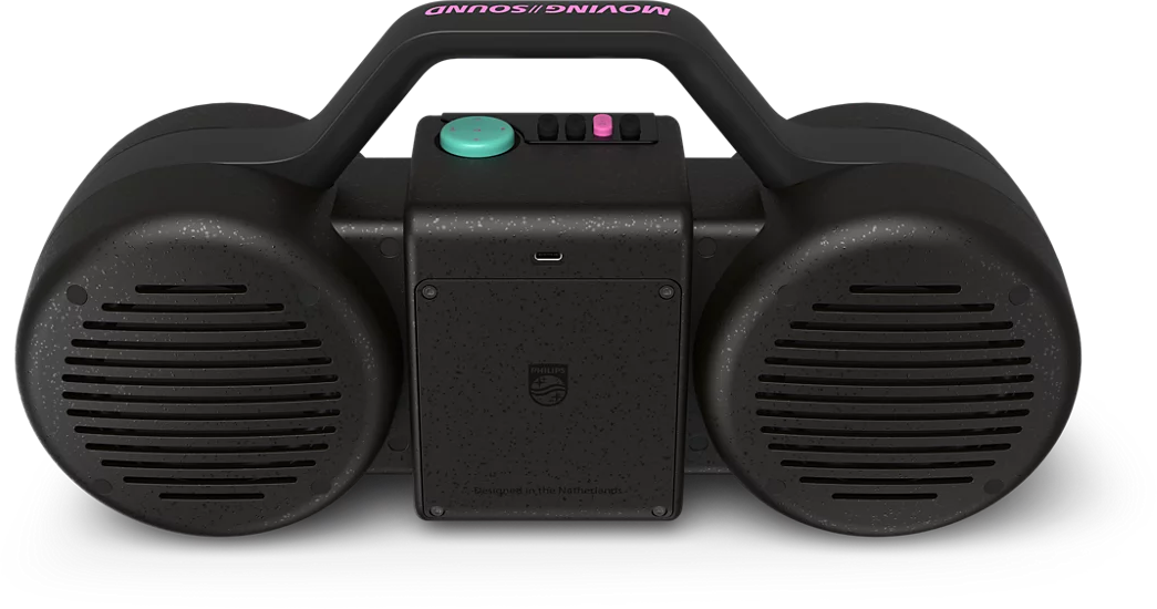 Egy fekete Philips boombox hangszóró kerek oldalakkal, fogantyúval és színes gombokkal egyszínű fekete háttér előtt.