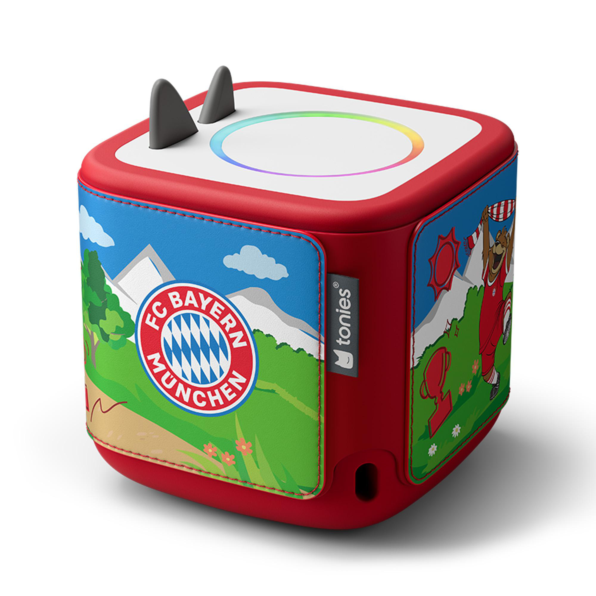 Rote Toniebox mit FC Bayern München Logo auf blauem Landschaftshintergrund und zwei grauen Ohren oben.
