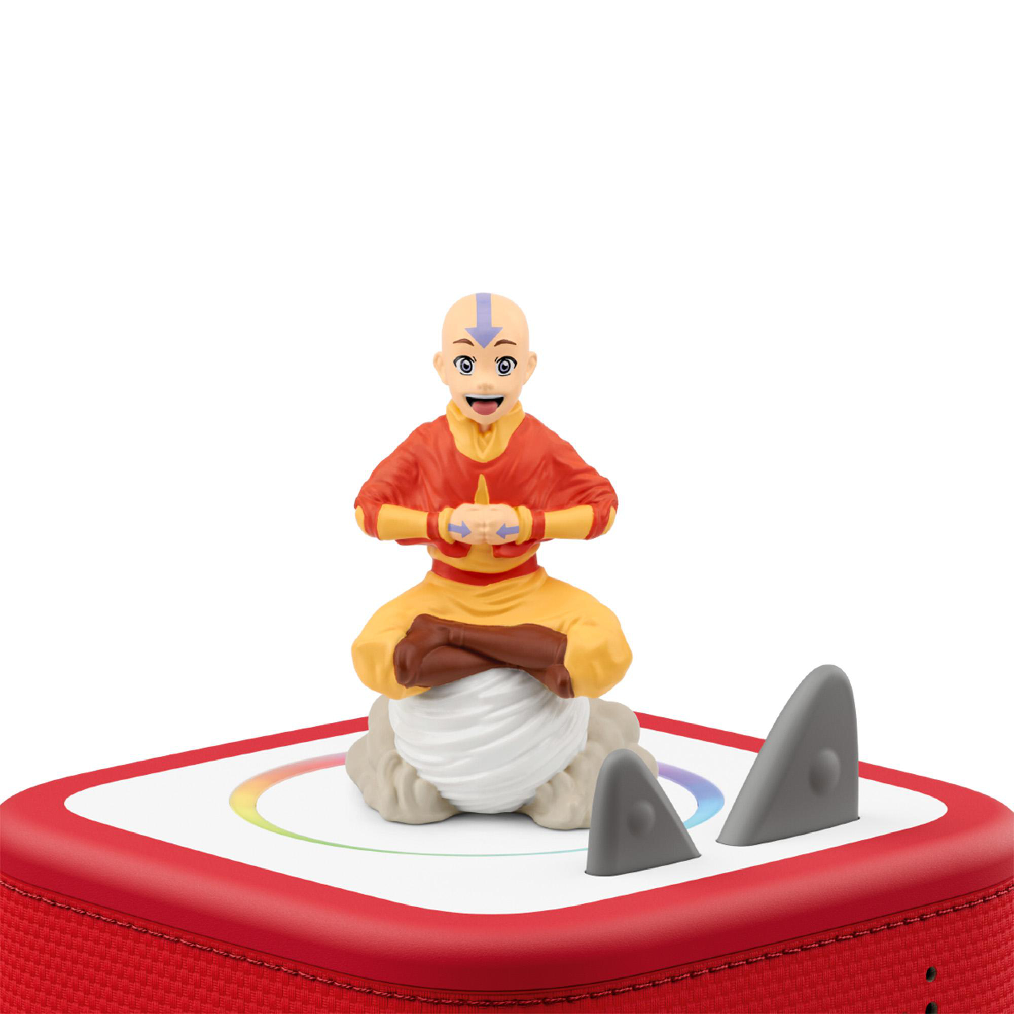 Figur von Aang im Schneidersitz auf einer Wolke auf einem rot-weißen Lautsprecher.