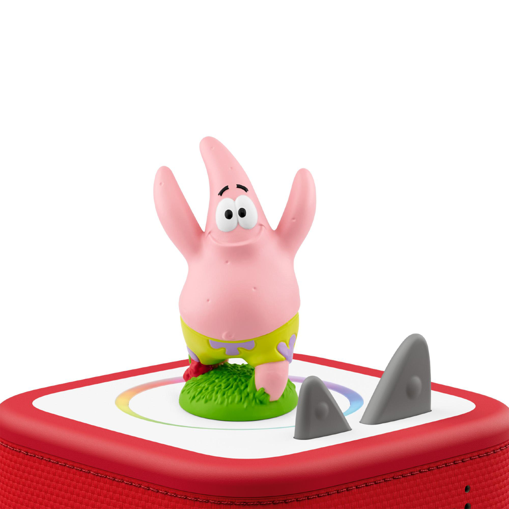Eine Patrick-Star-Figur steht auf einem rot-weißen Lautsprecher neben zwei kleinen Hai-Finnen.