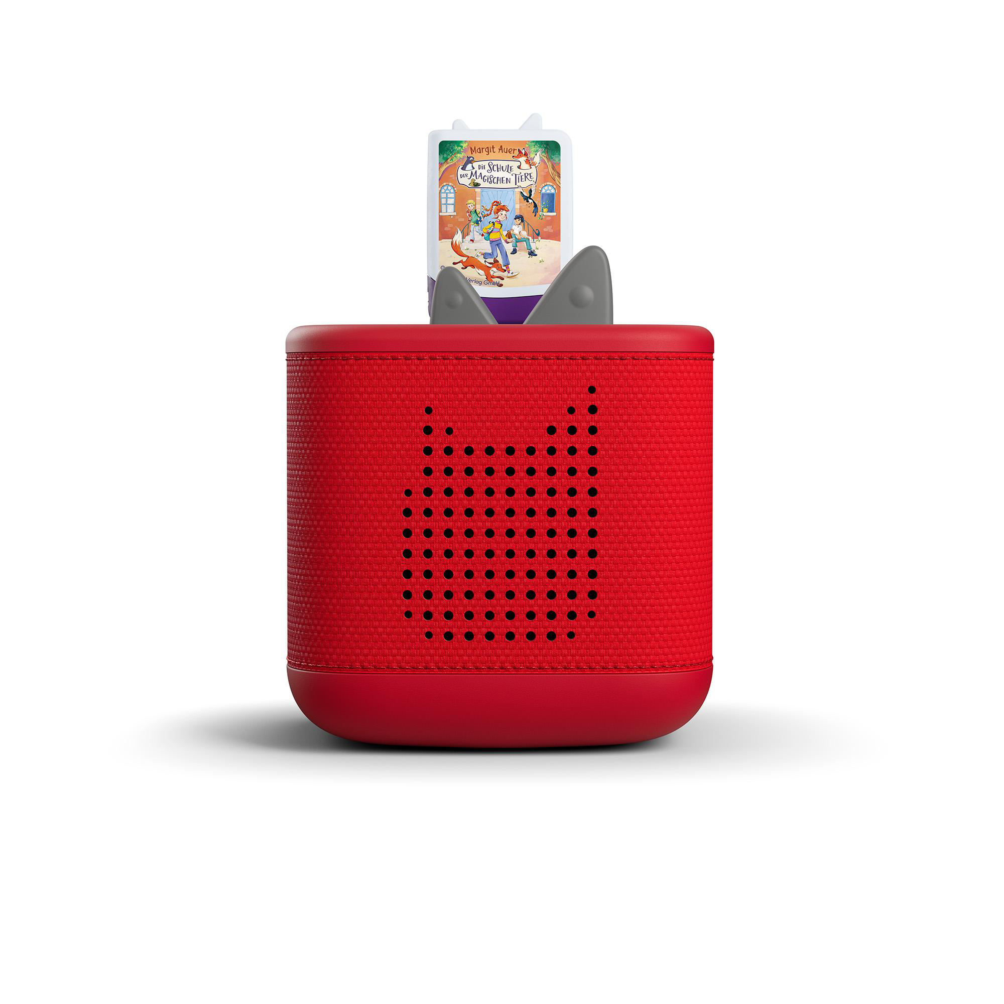 Ein roter Toniebox-Lautsprecher mit Katzenohren und einer Hörspielfigur oben drauf.